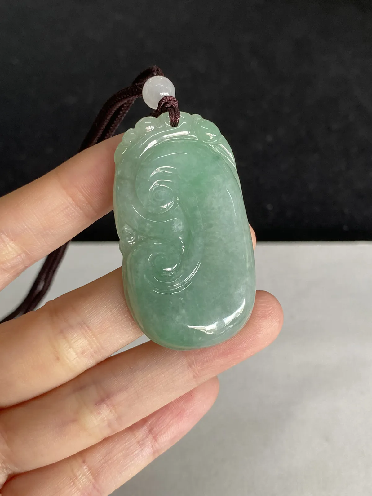 翡翠糯化种淡绿色如意，配珠未测