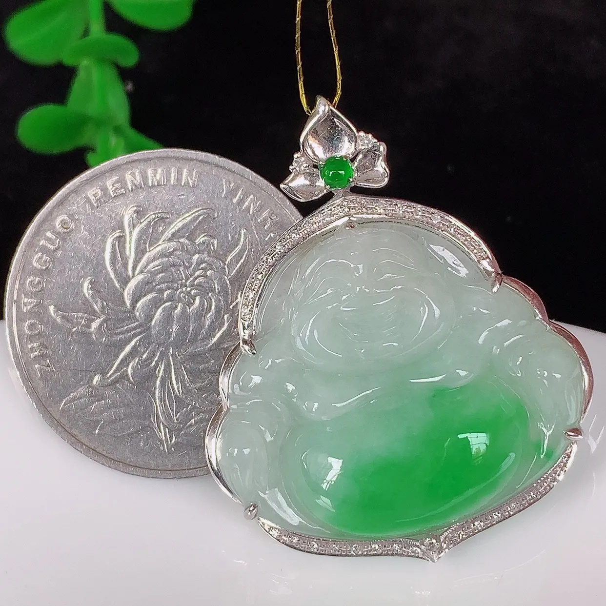 自然光实拍，18K金镶嵌冰糯种飘阳绿翡翠佛公吊坠，冰透饱满， 佛公亦保平安，寓意有福（佛公）相伴，品相佳，配戴优雅迷人！#35.19整体35*29*8裸石22.6*26.8