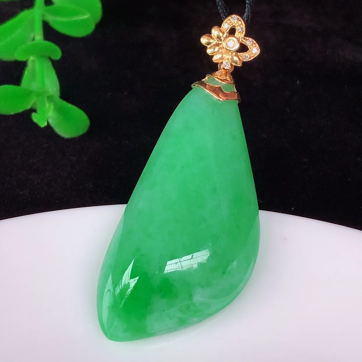 自然光实拍，18K金镶嵌冰润冰糯种飘绿翡翠招财福瓜吊坠，翡翠福瓜招财瓜，冰润且起胶感，佩戴效果优雅迷人！#00.17整体44.5*裸石37.6*18*8