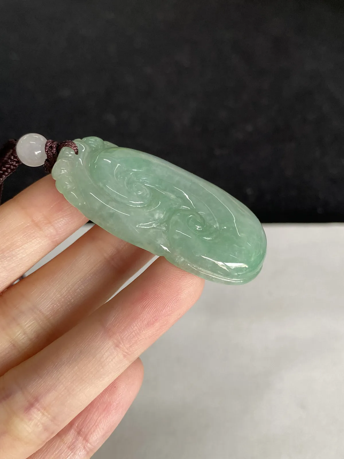 翡翠糯化种淡绿色如意，配珠未测