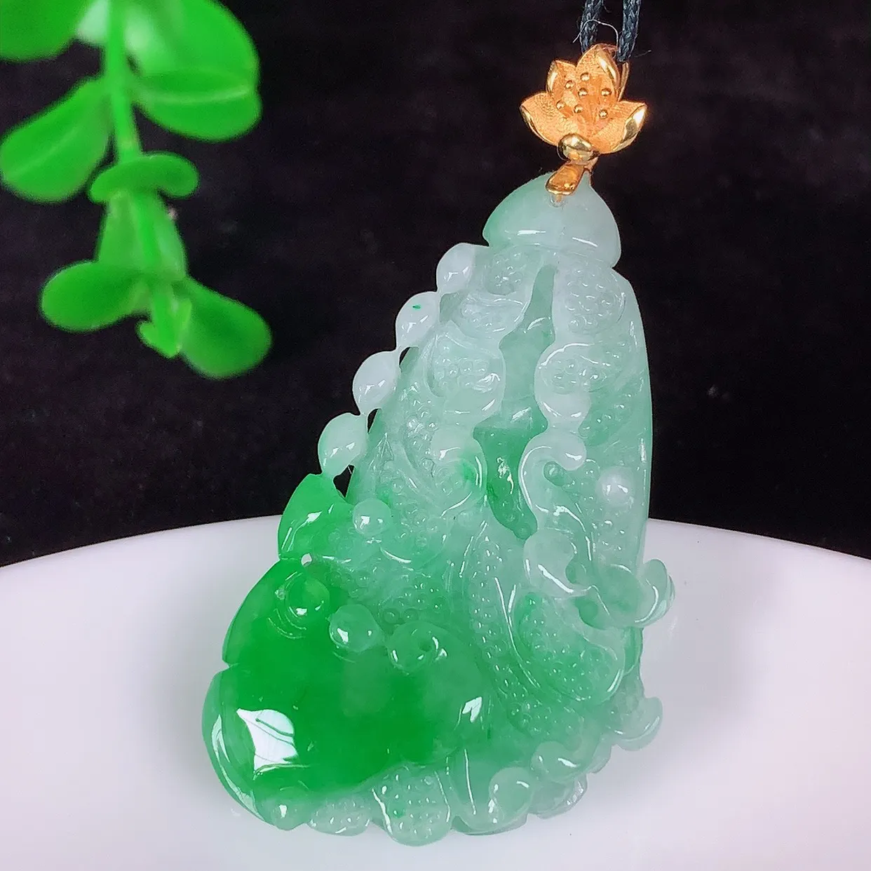 自然光实拍，18K金镶嵌冰润冰糯种飘阳绿翡翠招百财白菜吊坠，百财聚来，财源滚滚，色泽鲜艳，精工水润的白菜，性价比高！#1.19整体44*裸石36*23*9.5