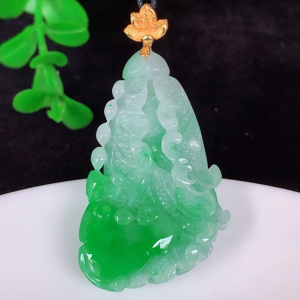 自然光实拍，18K金镶嵌冰润冰糯种飘阳绿翡翠招百财白菜吊坠，百财聚来，财源滚滚，色泽鲜艳，精工水润的白菜，性价比高！#1.19整体44*裸石36*23*9.5
