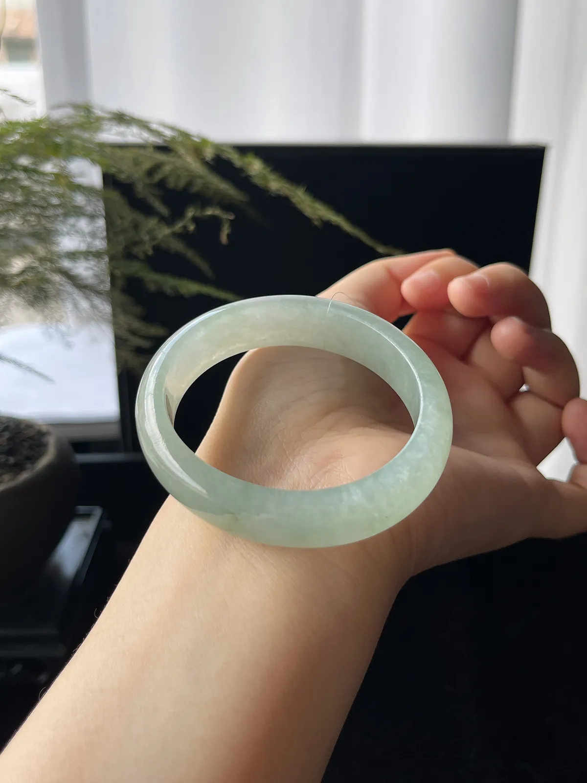 贵妃镯52圈口，翡翠冰糯种淡绿色手镯