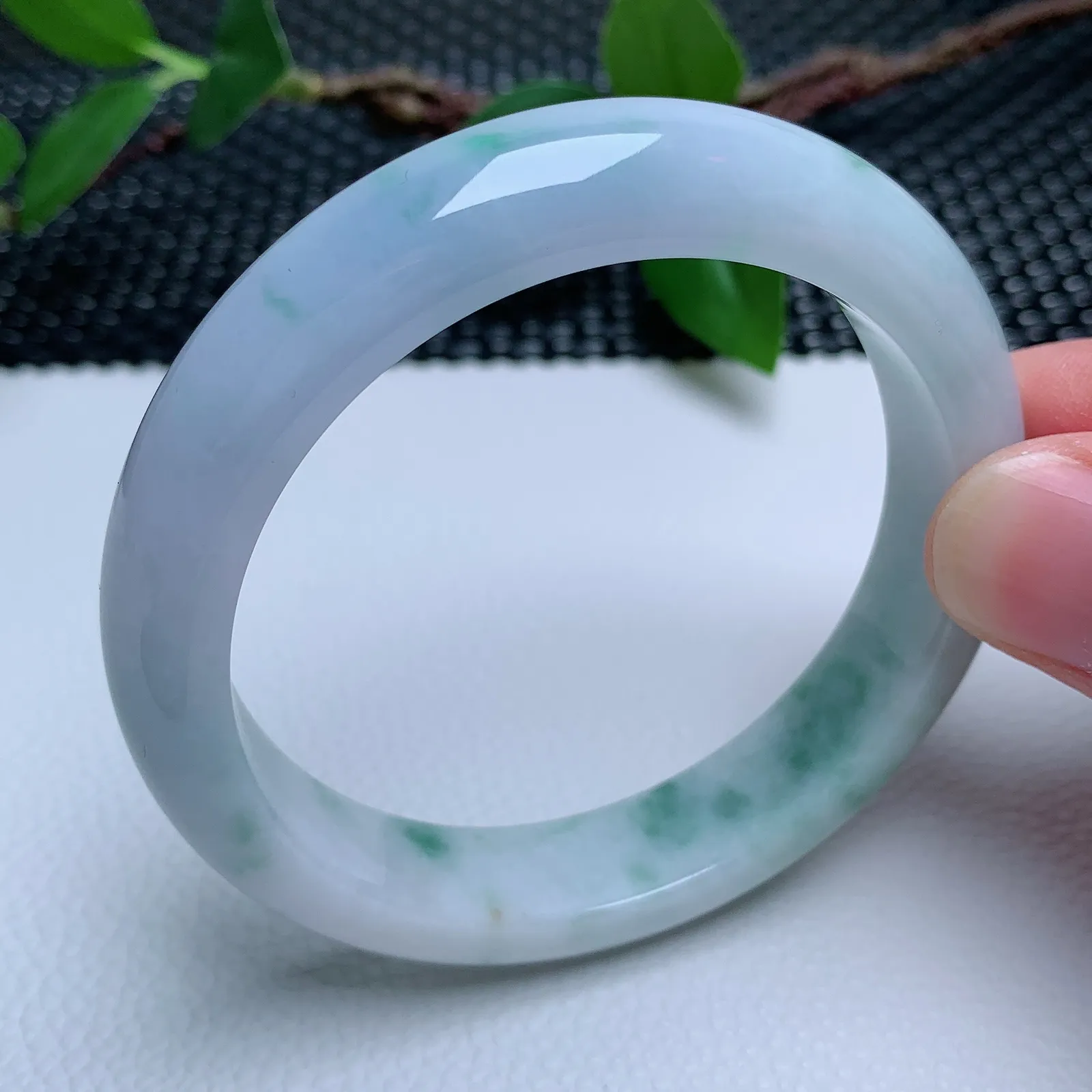 天然翡翠圈口57-58老坑淡紫飘花手镯 玉质细腻 种水好 尺寸：57.6-12.6-8.4mm  M77