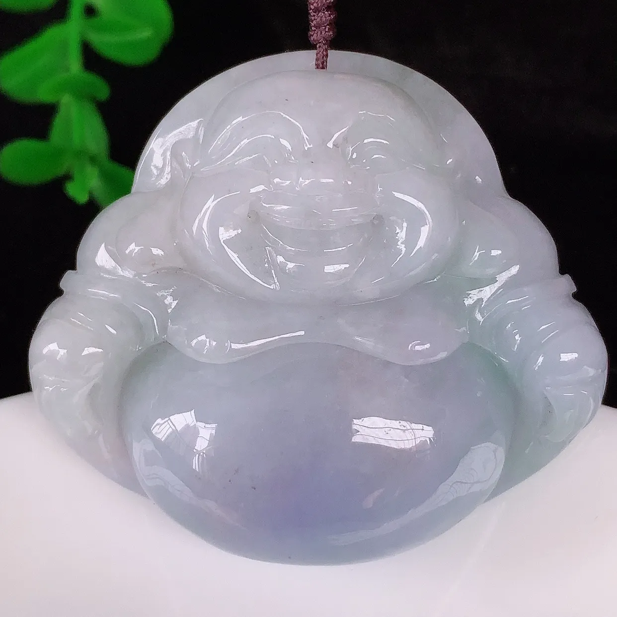 自然光实拍，大件厚装冰润冰糯种紫罗兰翡翠佛公吊坠，饱满， 佛公亦保平安，寓意有福（佛公）相伴，配戴优