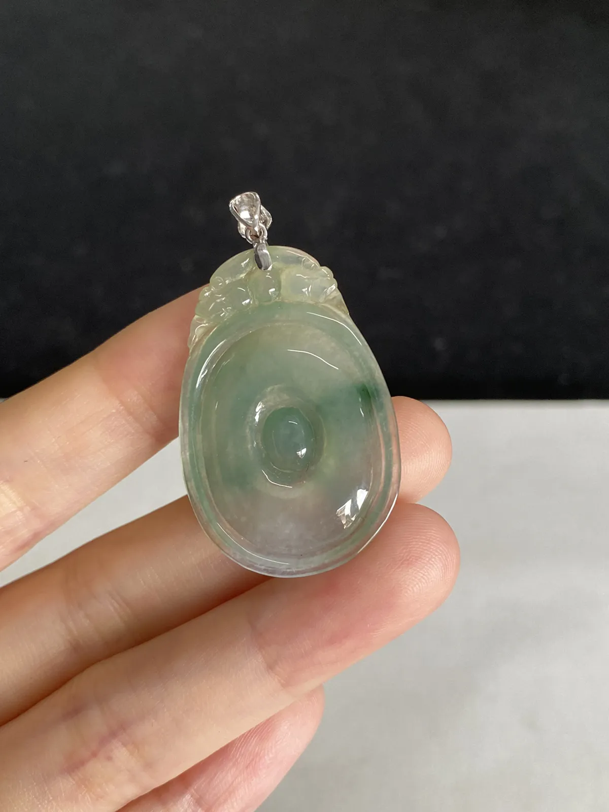 翡翠冰糯种飘绿吊坠，伴钻石