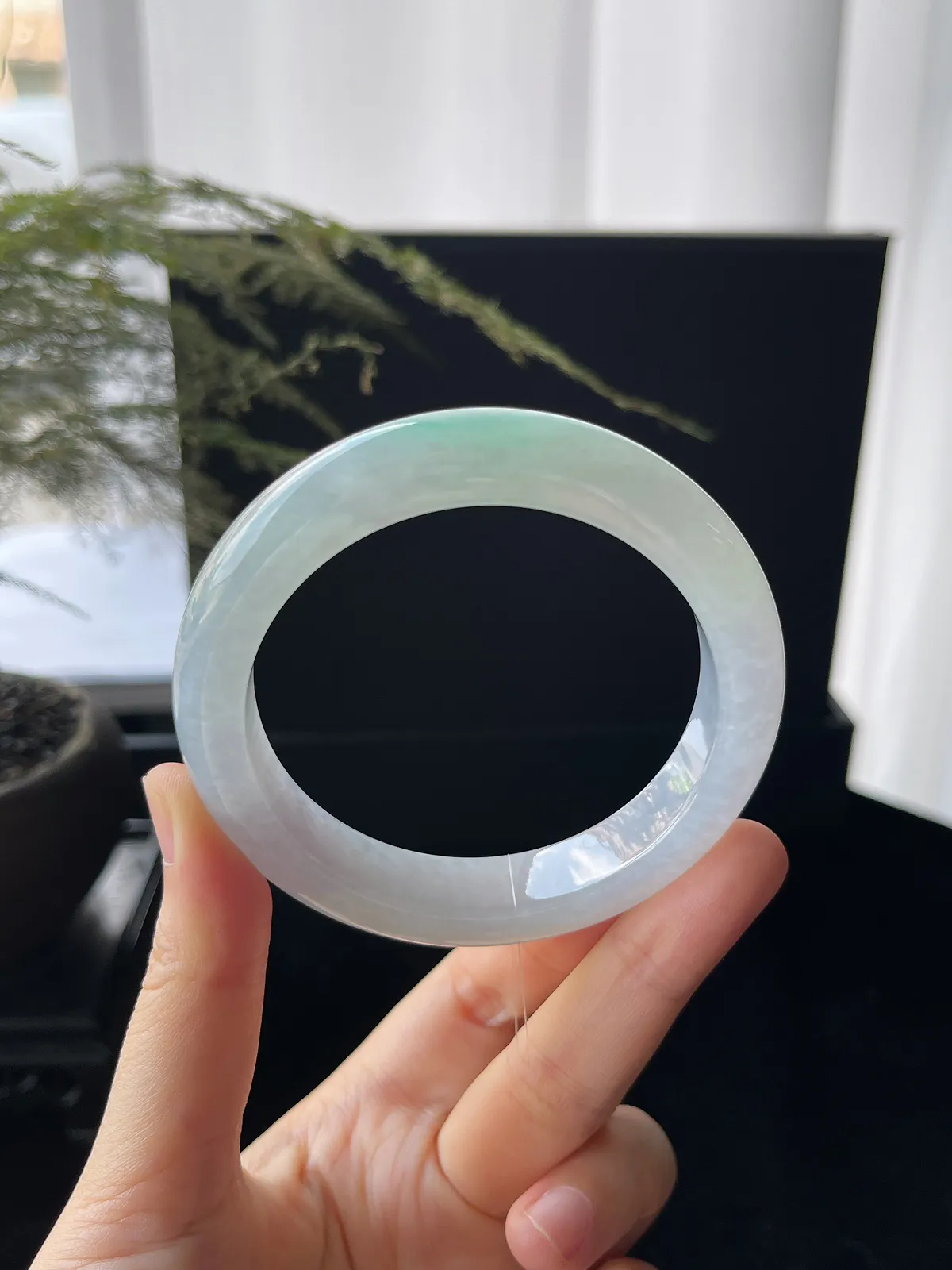 正圈56.8圈口，翡翠冰糯种淡绿色手镯