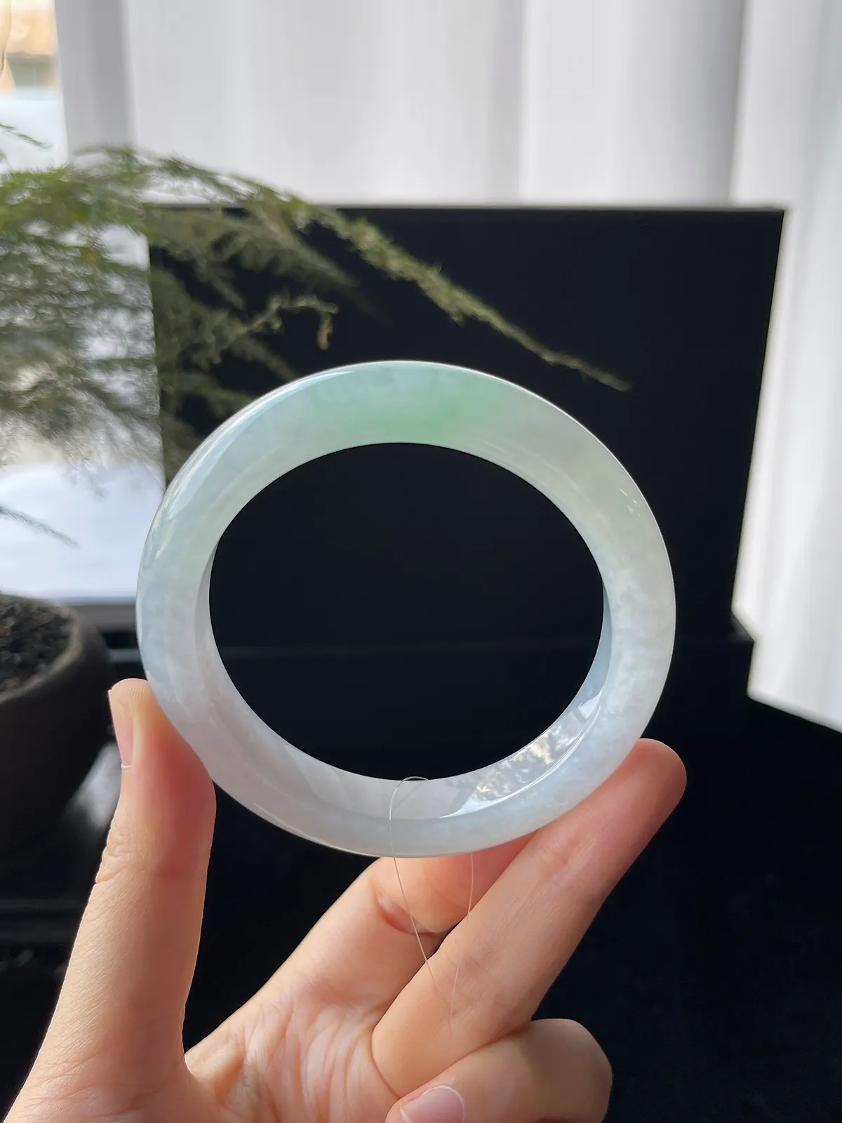 正圈56.8圈口，翡翠冰糯种淡绿色手镯