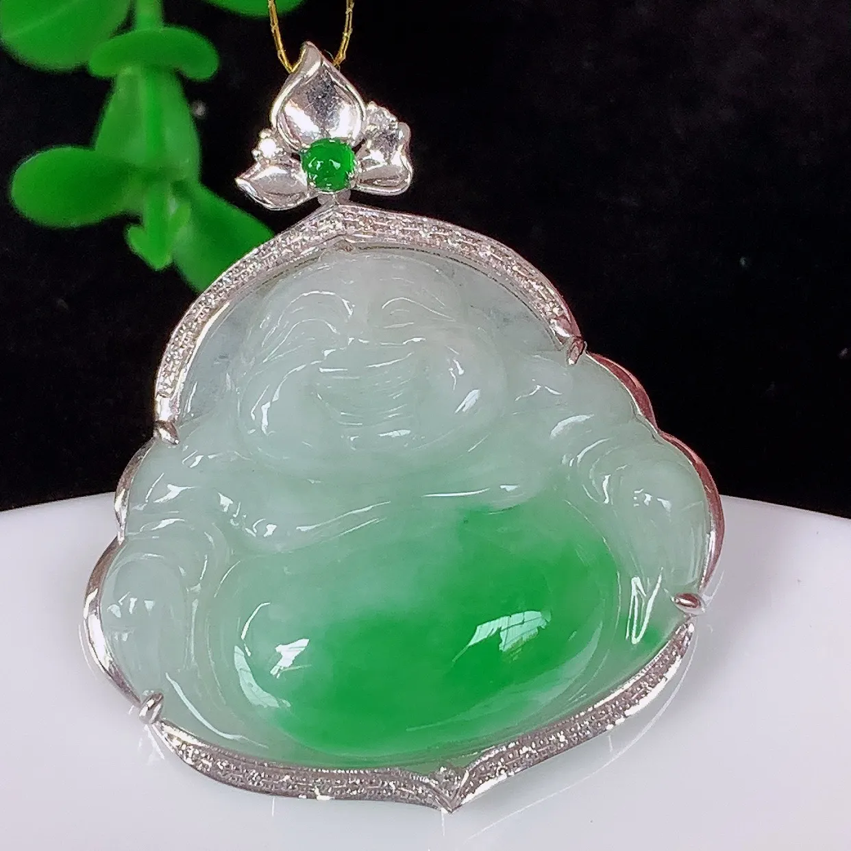 自然光实拍，18K金镶嵌冰糯种飘阳绿翡翠佛公吊坠，冰透饱满， 佛公亦保平安，寓意有福（佛公）相伴，品相佳，配戴优雅迷人！#35.19整体35*29*8裸石22.6*26.8