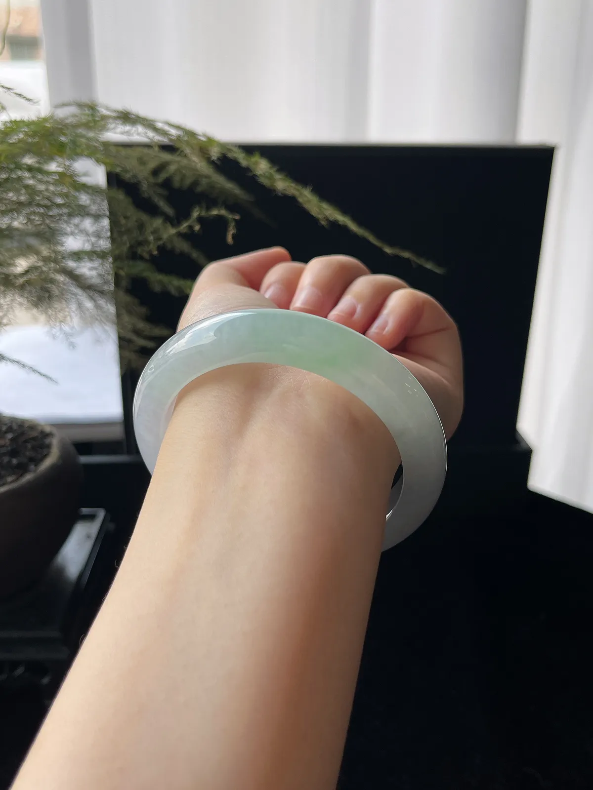 正圈56.8圈口，翡翠冰糯种淡绿色手镯