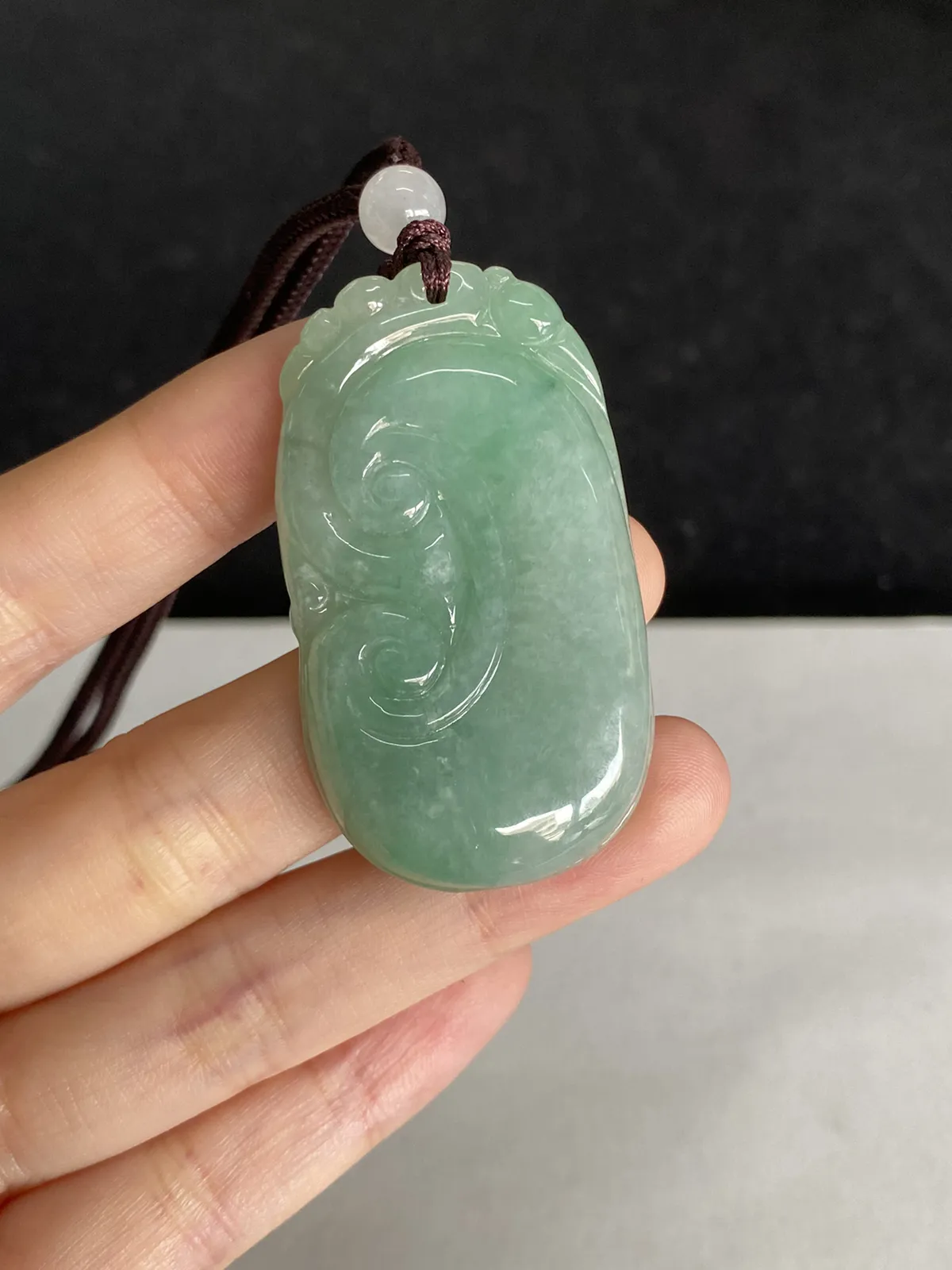 翡翠糯化种淡绿色如意，配珠未测