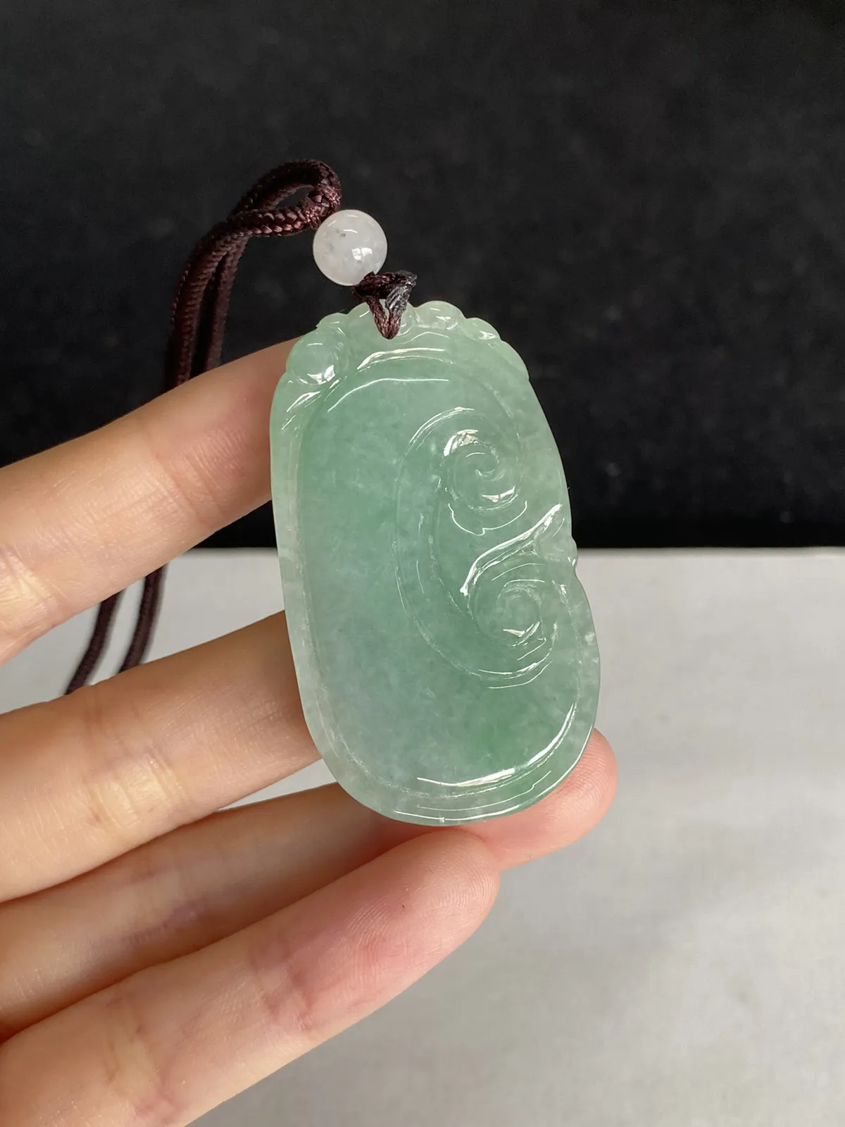 翡翠糯化种淡绿色如意，配珠未测
