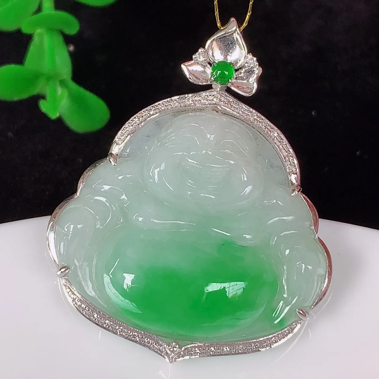 自然光实拍，18K金镶嵌冰糯种飘阳绿翡翠佛公吊坠，冰透饱满， 佛公亦保平安，寓意有福（佛公）相伴，品相佳，配戴优雅迷人！#35.19整体35*29*8裸石22.6*26.8