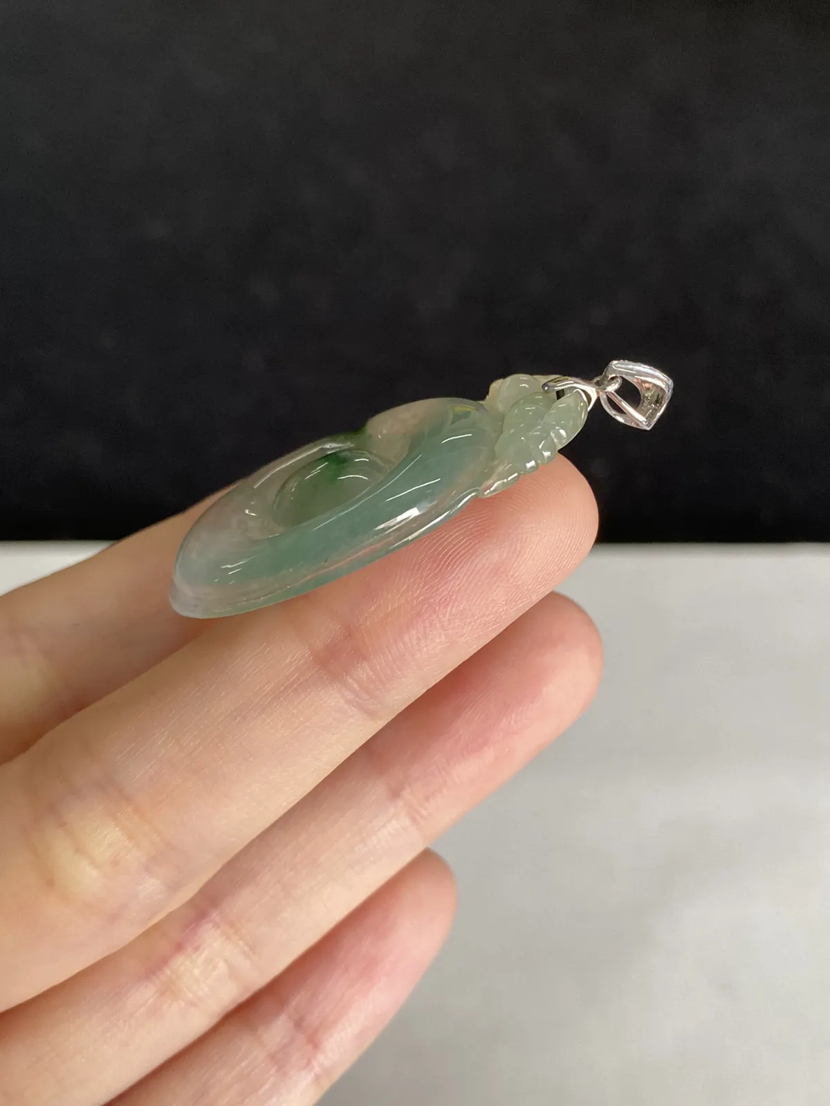翡翠冰糯种飘绿吊坠，伴钻石