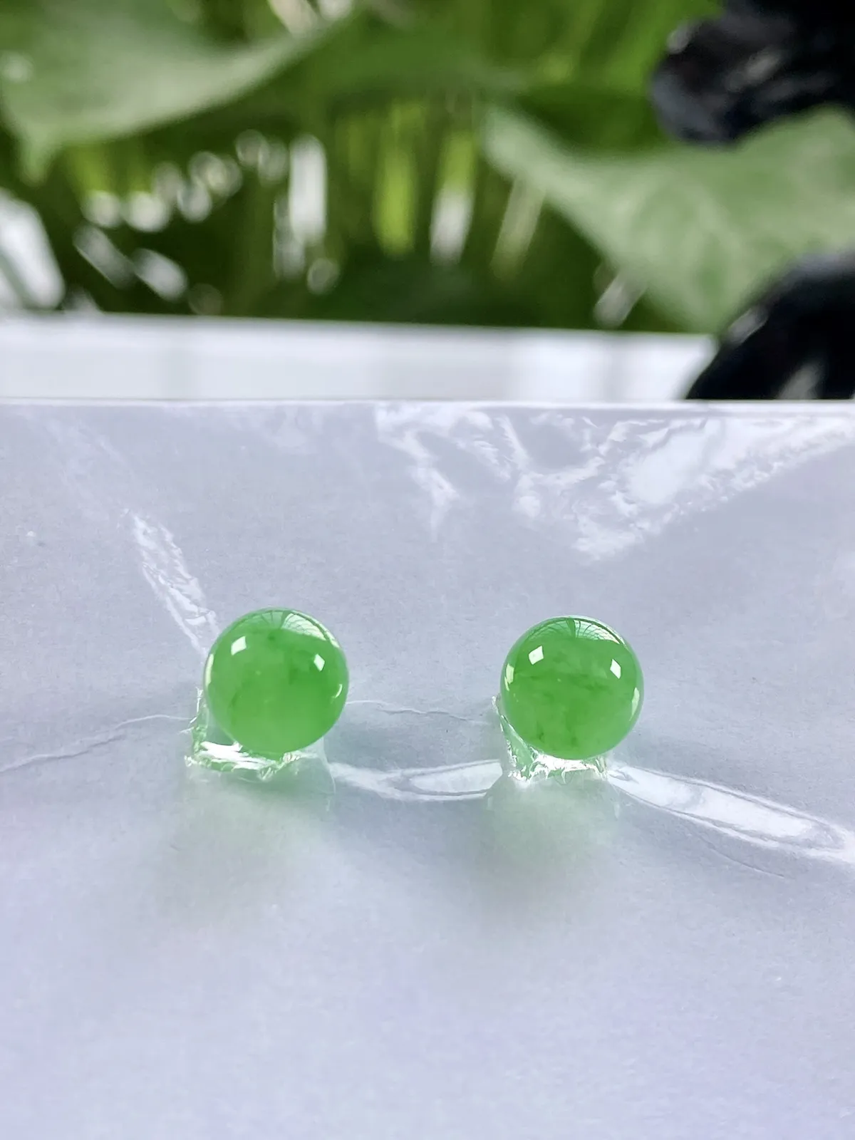 缅甸天然翡翠A货，卡7高冰种起光起胶满绿冰阳绿圆珠一对镶嵌件，尺寸：7mm/2颗，重量：3.41g（含纸垫）