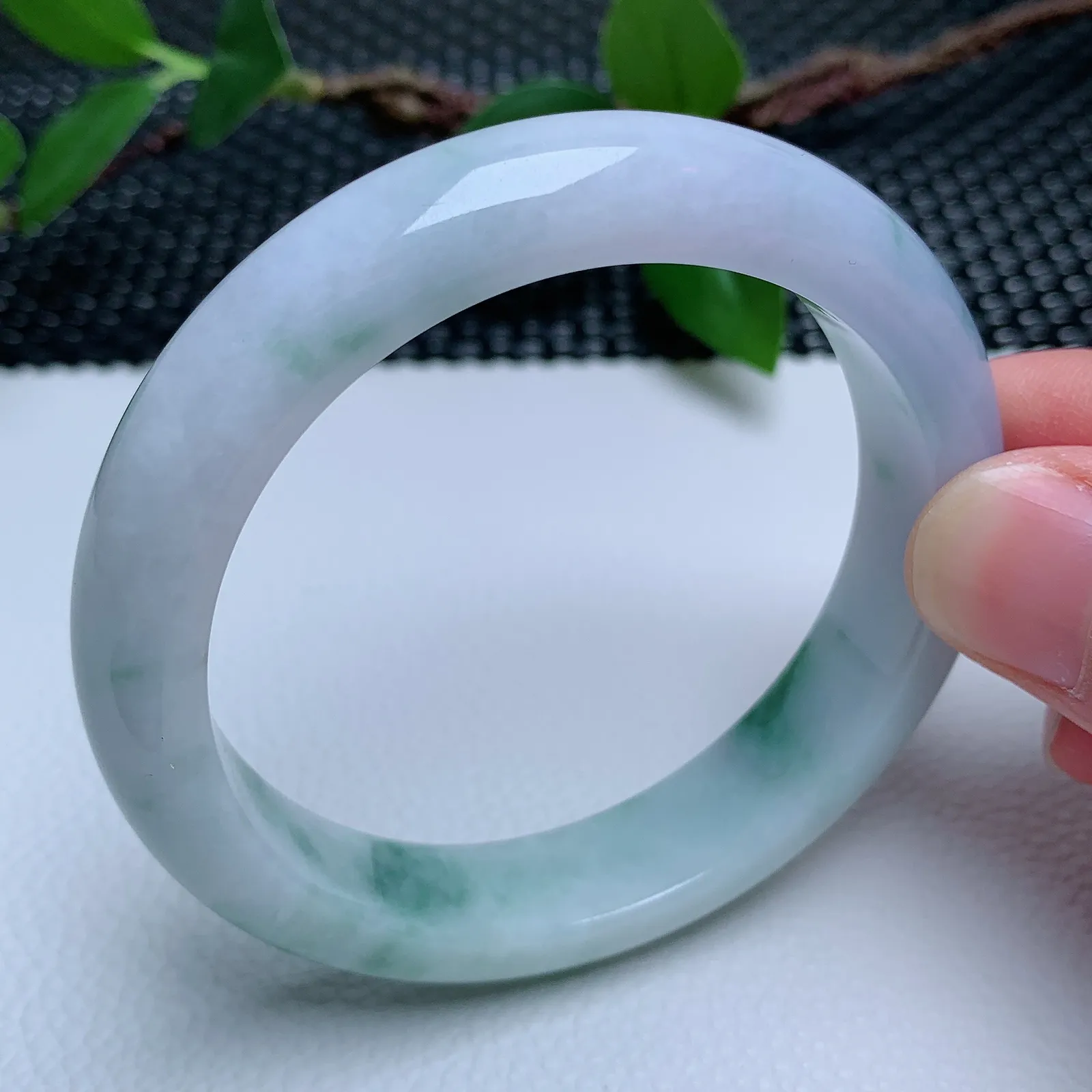 天然翡翠圈口57-58老坑淡紫飘花手镯 玉质细腻 种水好 尺寸：57.6-12.6-8.4mm  M77