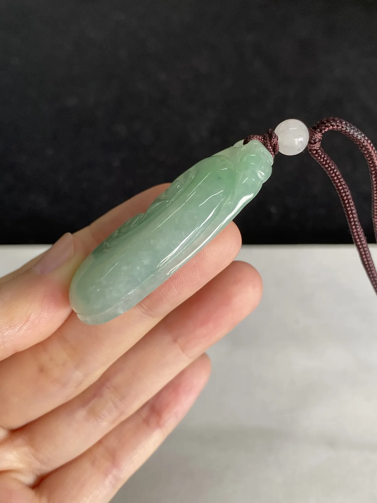 翡翠糯化种淡绿色如意，配珠未测