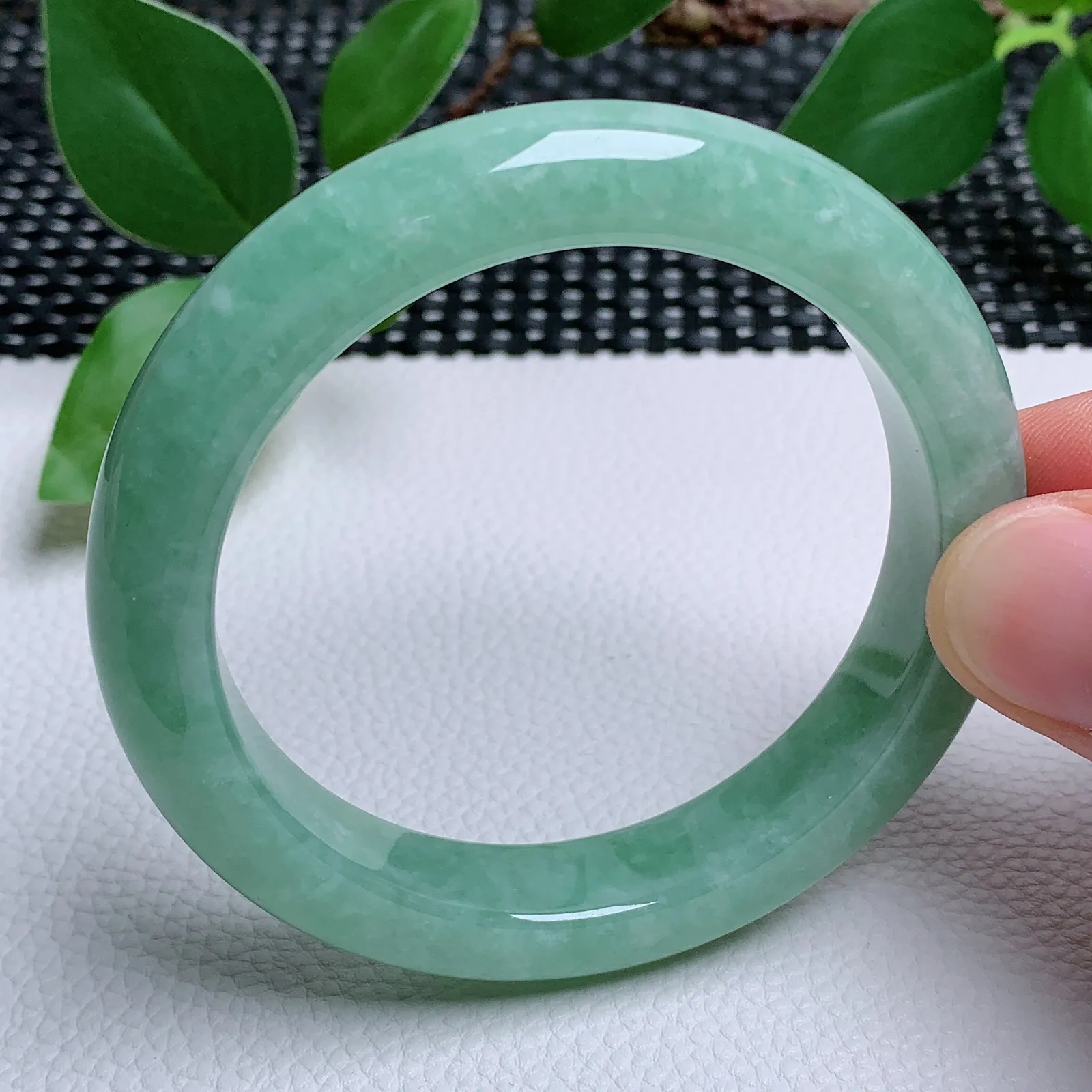 天然翡翠圈口55-56老坑满绿手镯 玉质细腻 种水好 尺寸：55.7-11.6-8.9mm  M77