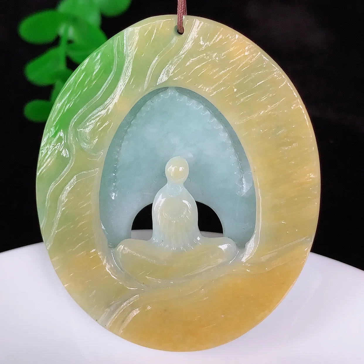 自然光实拍，冰润冰糯种双彩黄加绿翡翠悟道吊坠，翡翠悟道寓意“祥和，安宁，吉祥，幸福”，佩戴效果优雅迷