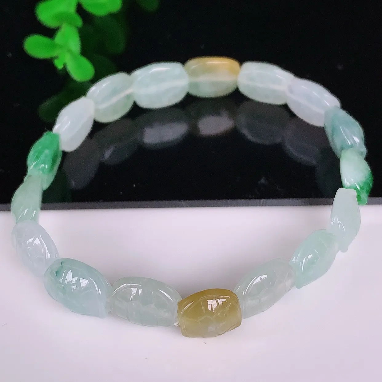 自然光实拍，冰润冰种三彩翡翠龟壳手串手链，富甲一方，种老水足，冰清玉润  颜色漂亮  #46.17取一尺寸12*10.5*5.5mm