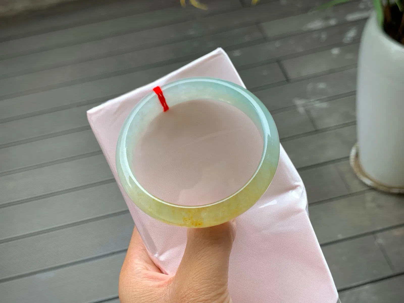  . 58-14-7.5mm
冰黄翡手镯，种老水佳，特色的一枚，颜色鲜艳，上手优秀，实物美丽哦，性价比也超级不错～