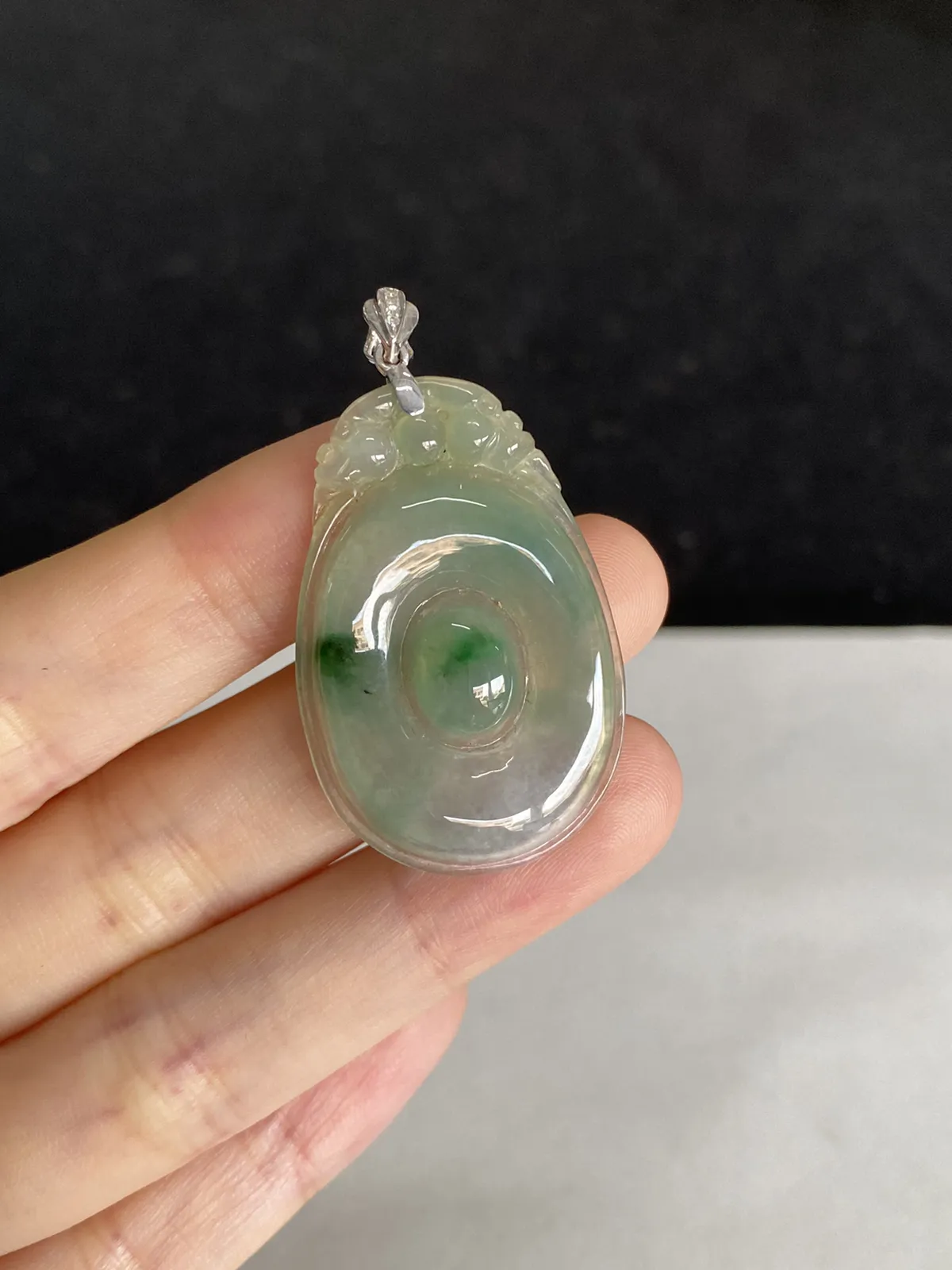 翡翠冰糯种飘绿吊坠，伴钻石