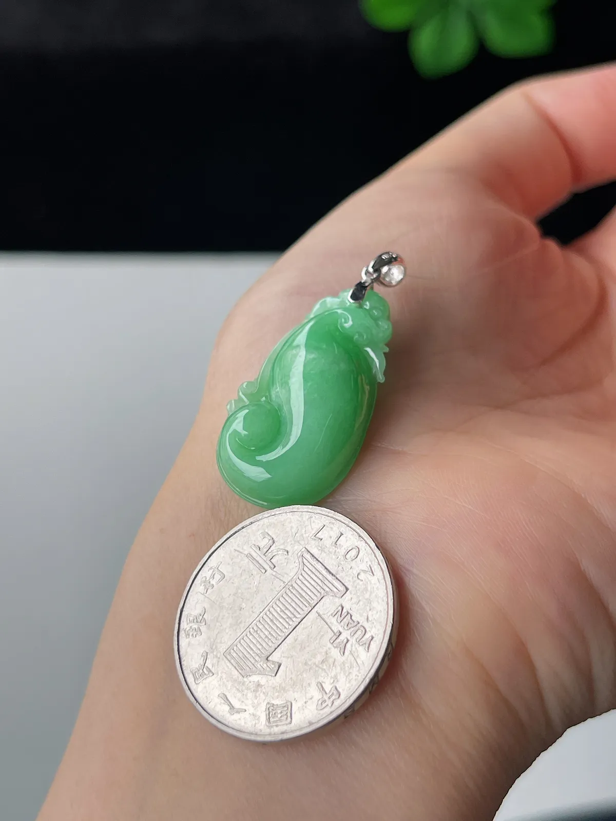 翡翠糯化种浅绿色如意，印记：G18K,伴钻石