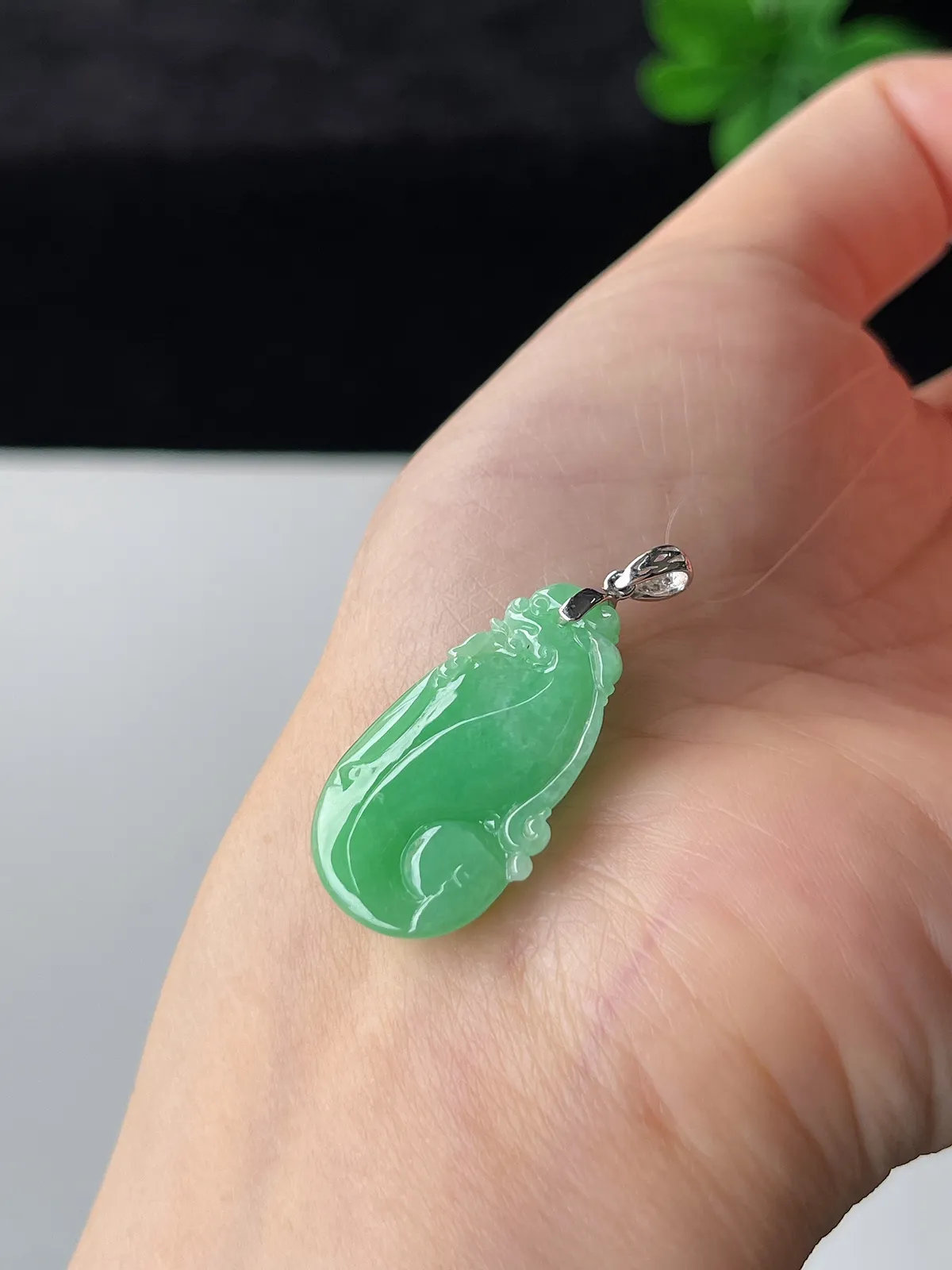 翡翠糯化种浅绿色如意，印记：G18K,伴钻石