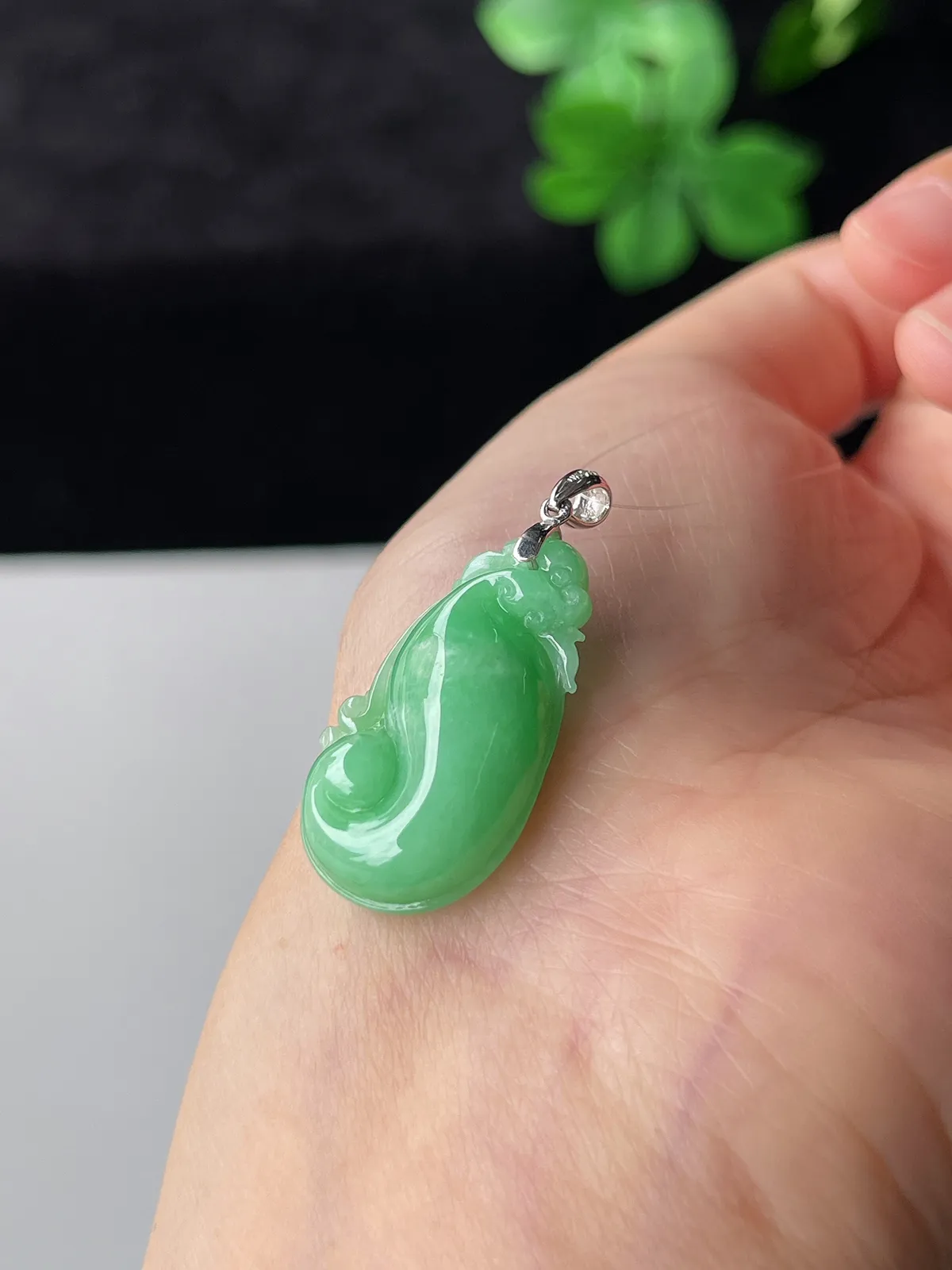 翡翠糯化种浅绿色如意，印记：G18K,伴钻石