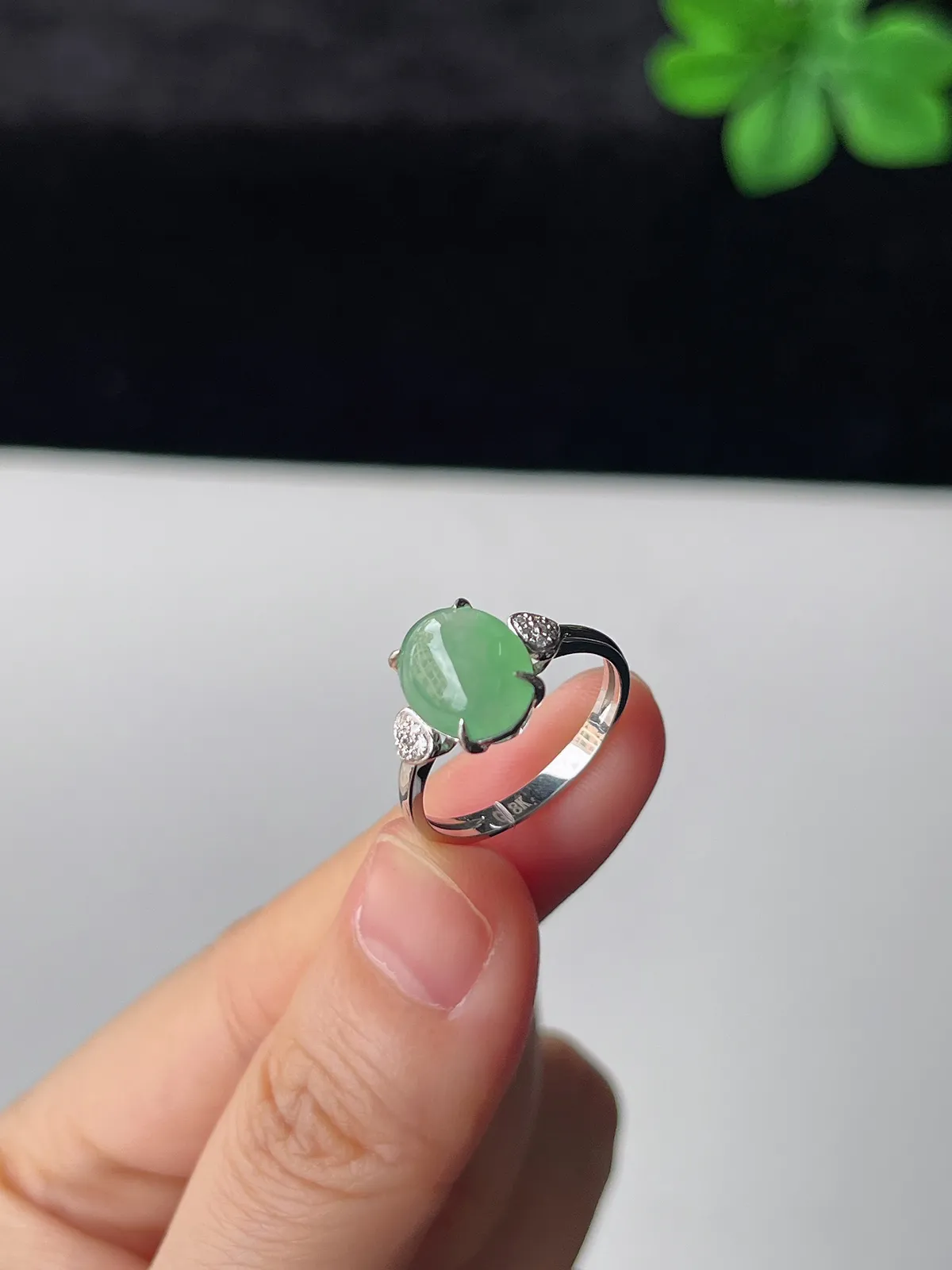 翡翠女戒，印记：G18K,伴钻石