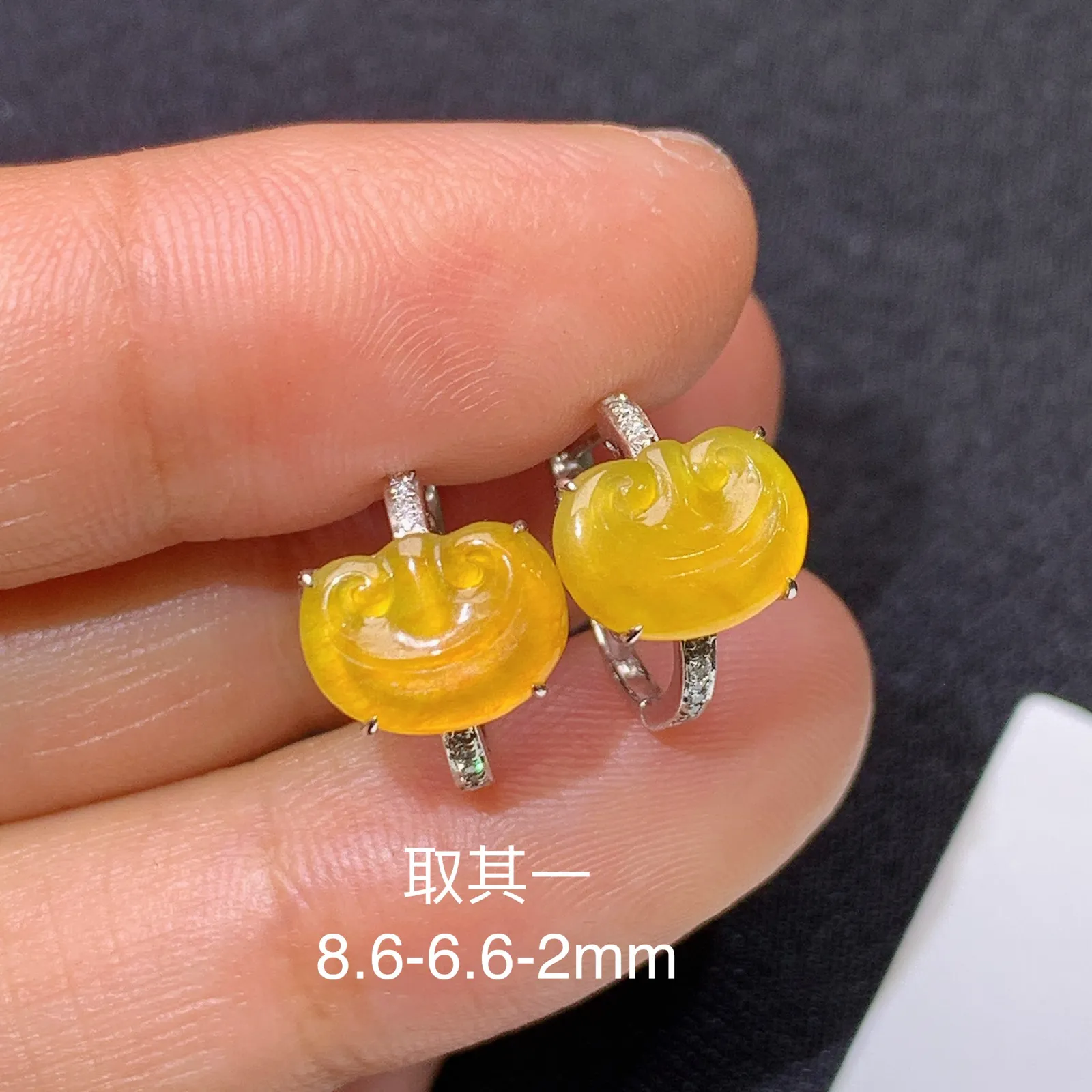 冰黄翡如意耳扣，18k金镶嵌，精致时尚，冰透水润，颜色鲜亮 尺寸8.6*6.6*2