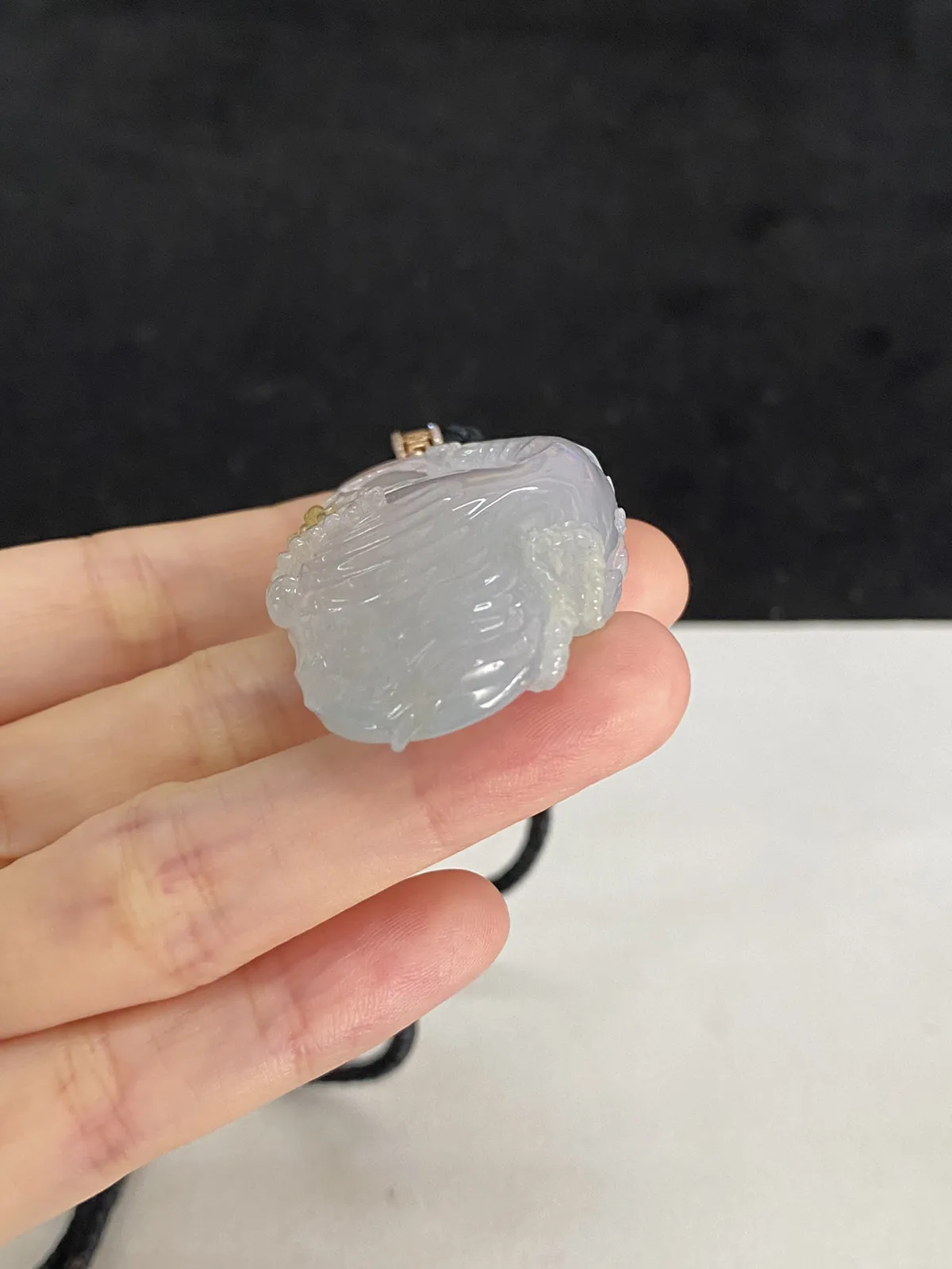 翡翠冰糯种白色吊坠，伴钻石
