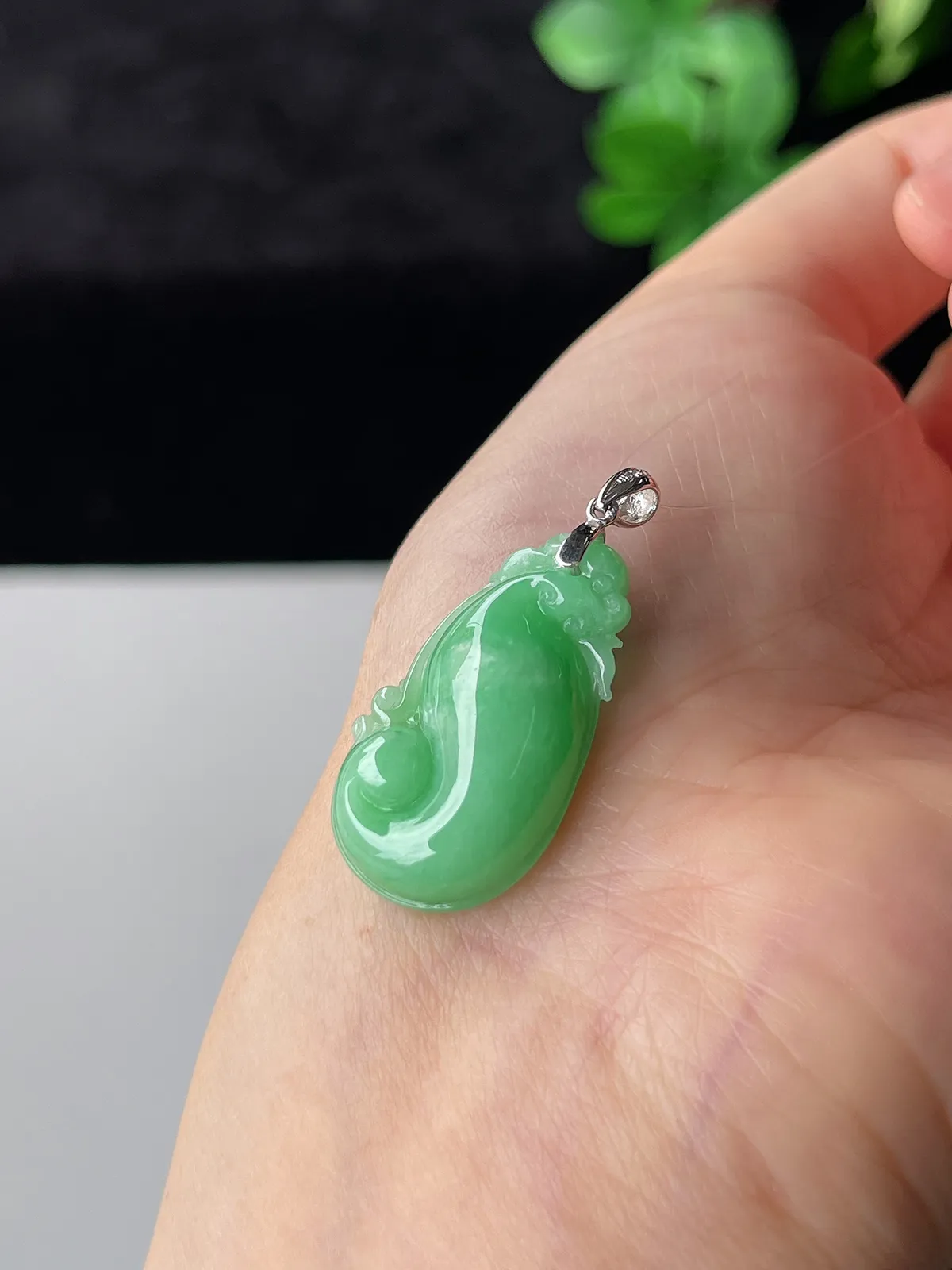 翡翠糯化种浅绿色如意，印记：G18K,伴钻石