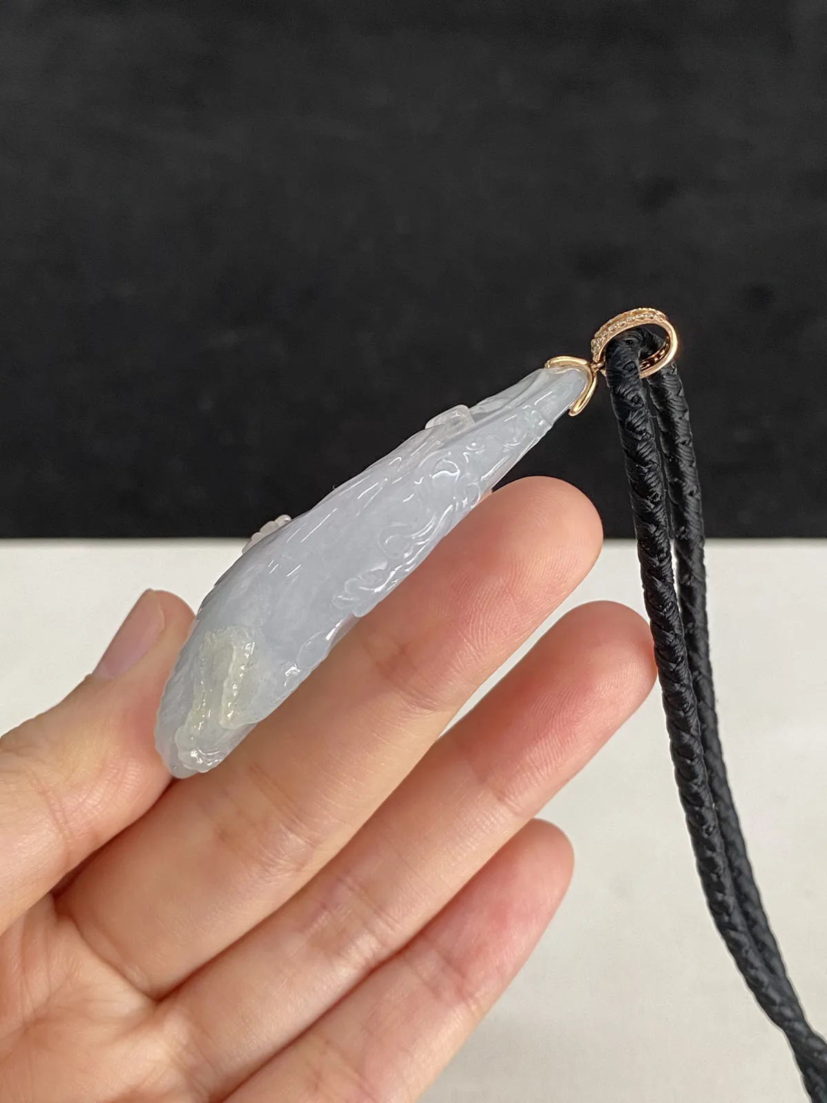 翡翠冰糯种白色吊坠，伴钻石