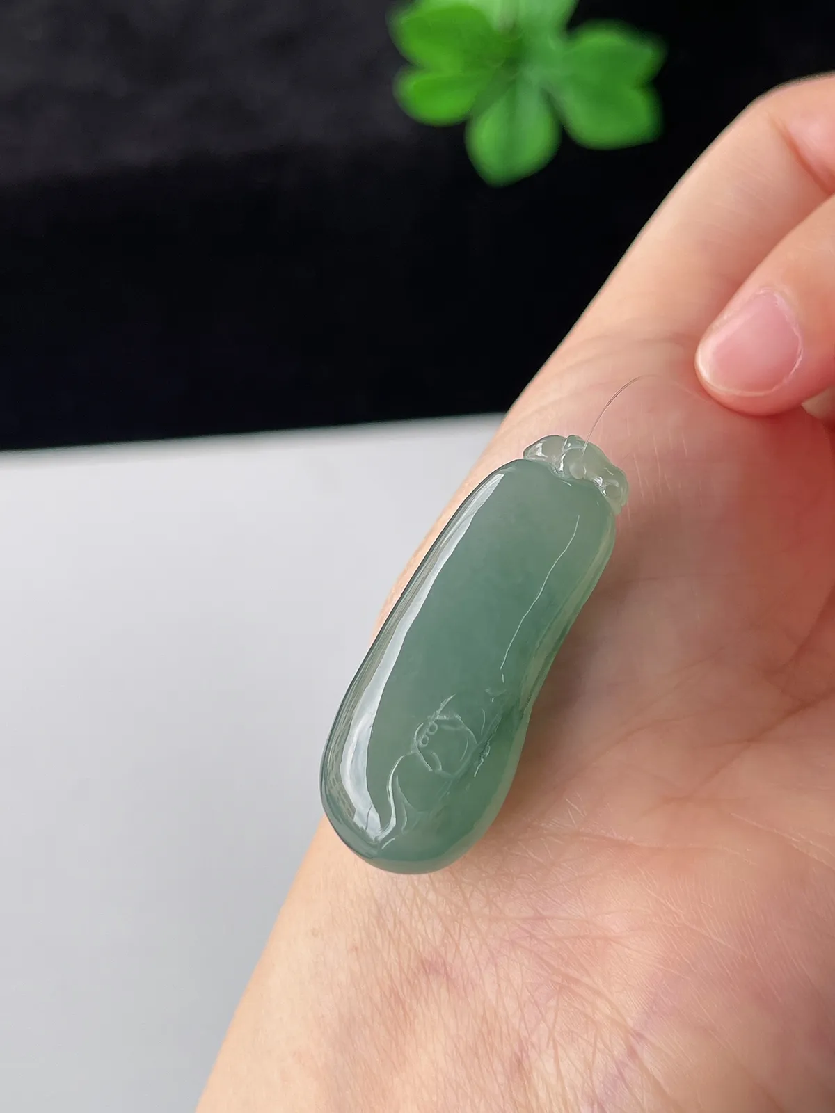 翡翠冰糯种灰绿色福瓜
