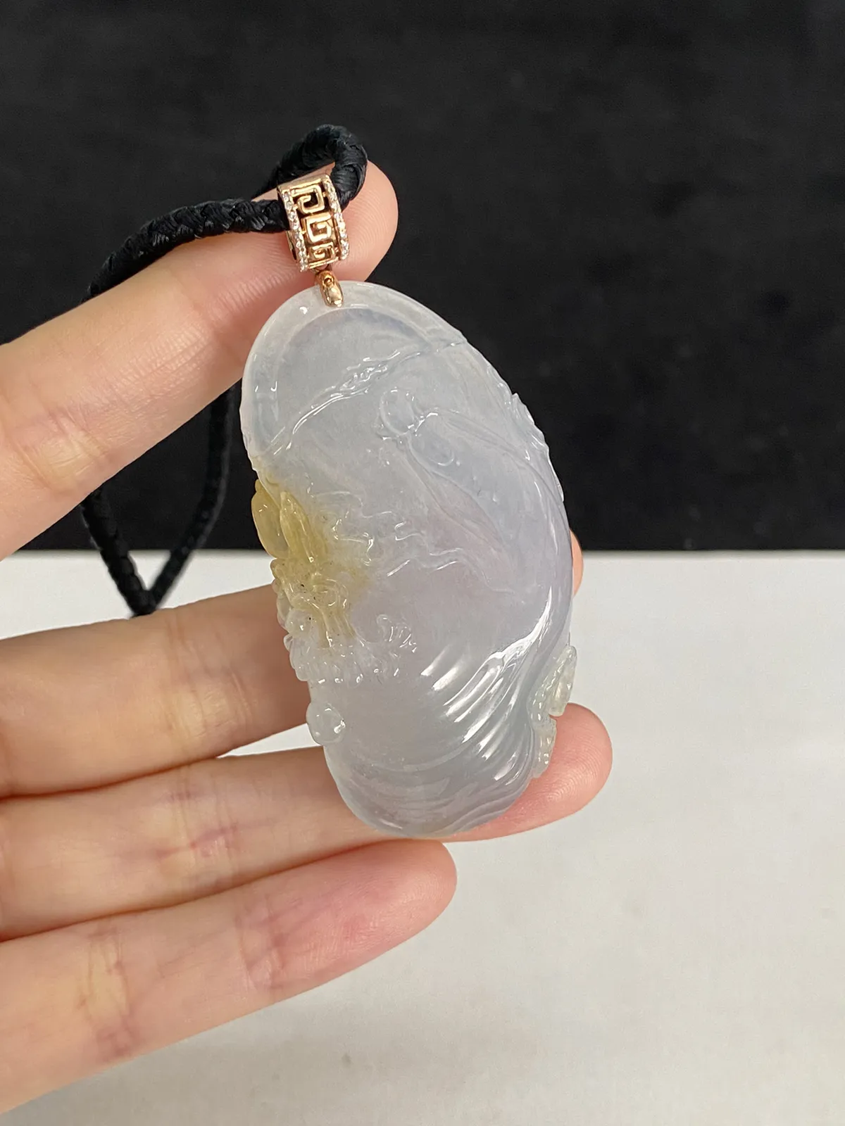 翡翠冰糯种白色吊坠，伴钻石