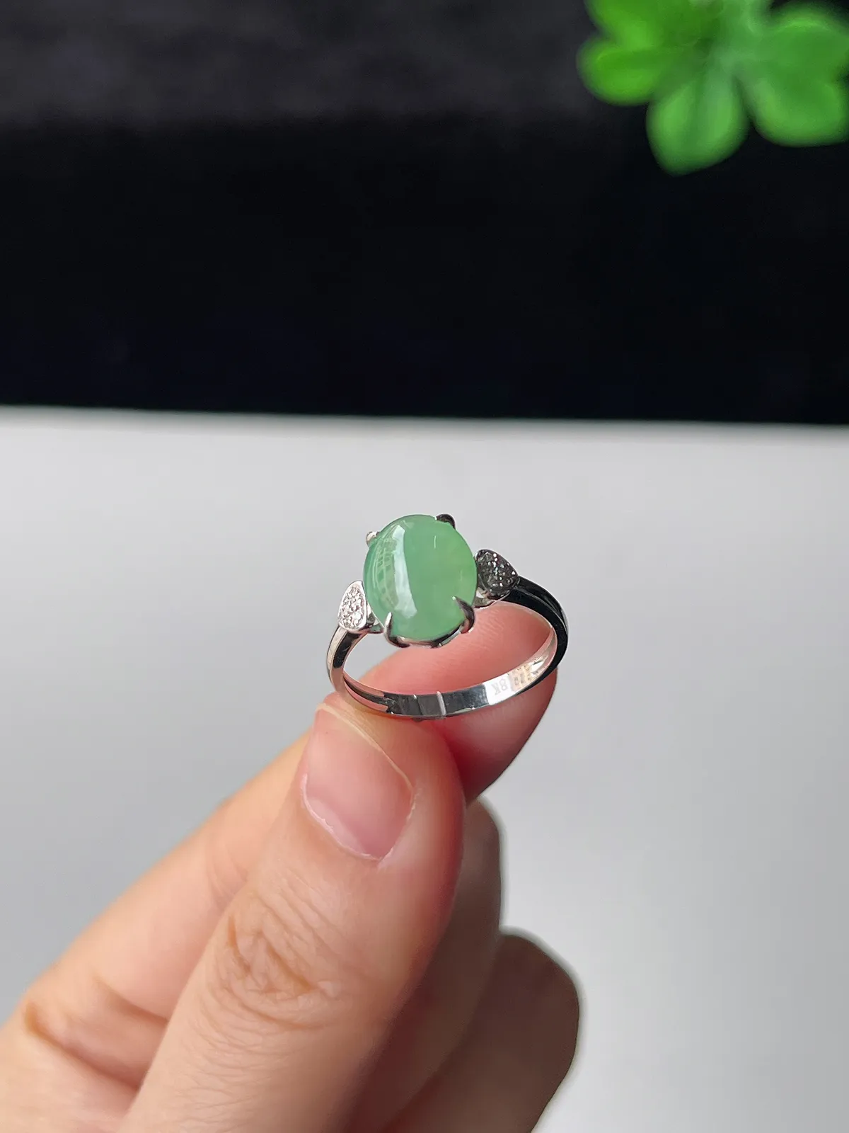 翡翠女戒，印记：G18K,伴钻石