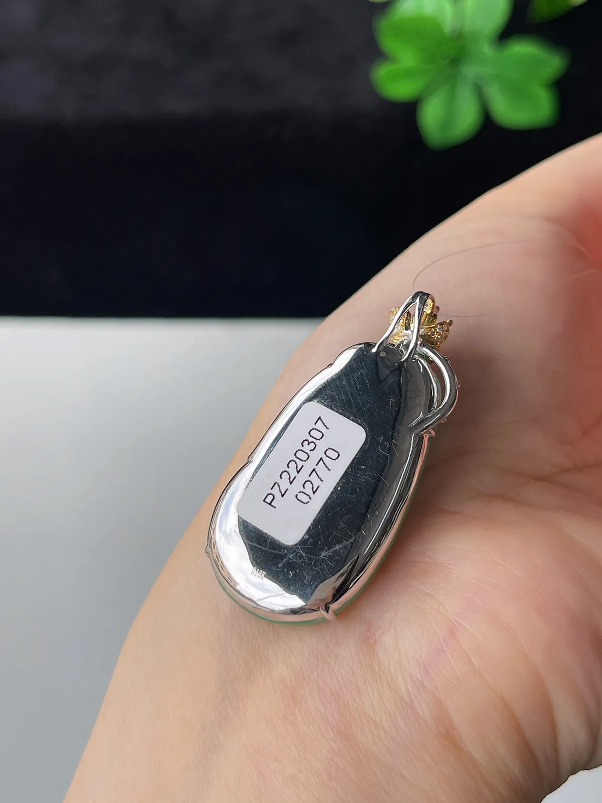 翡翠冰糯种飘绿如意，印记：G18K,伴钻石