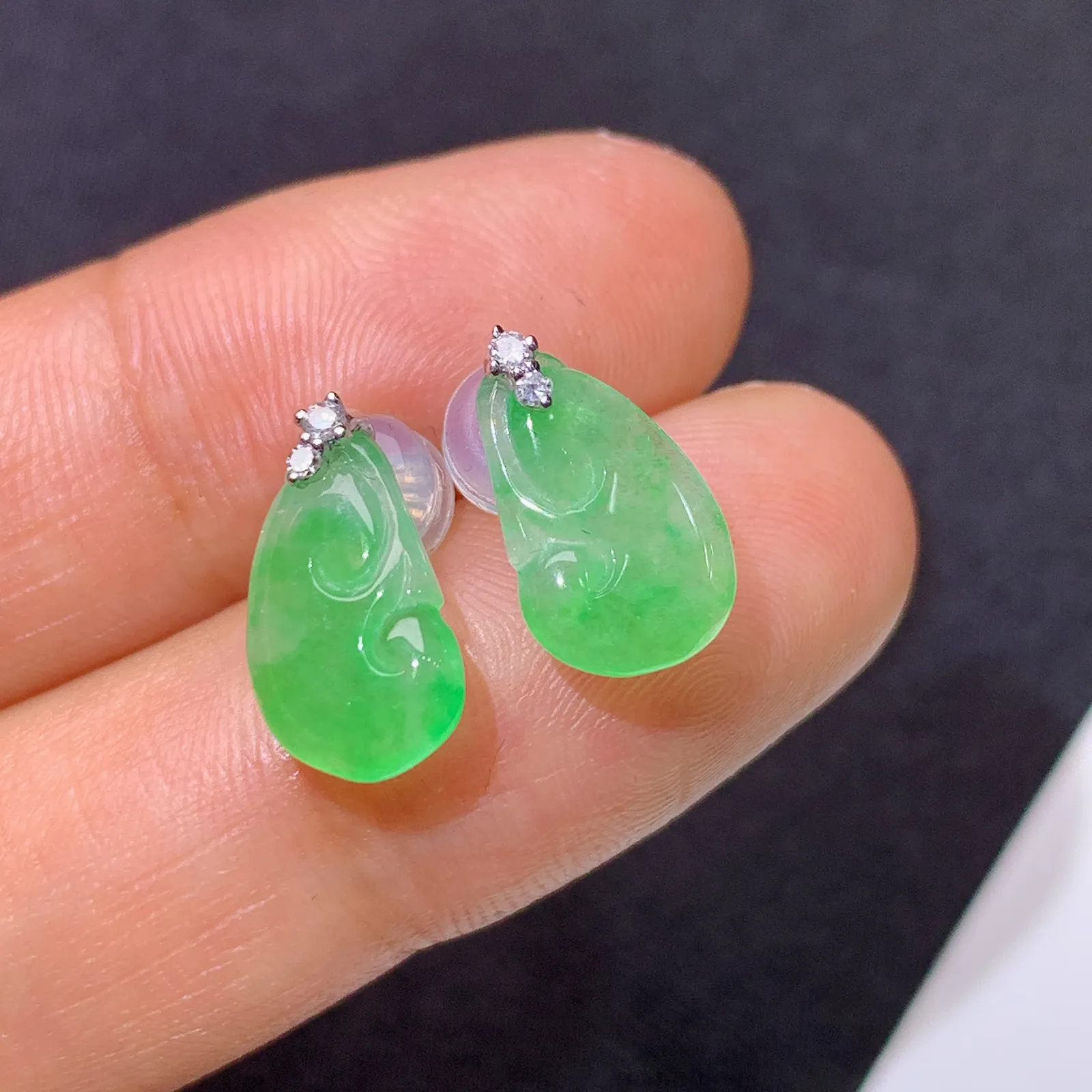 冰飘绿如意耳钉，18k金镶嵌，简约时尚，冰润色甜，种水足 尺寸11.6*6.9*2