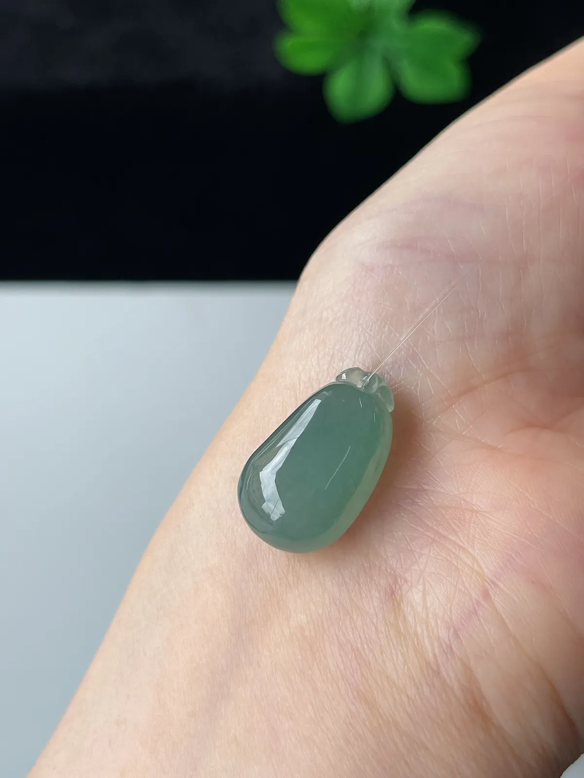 翡翠冰糯种灰绿色福瓜