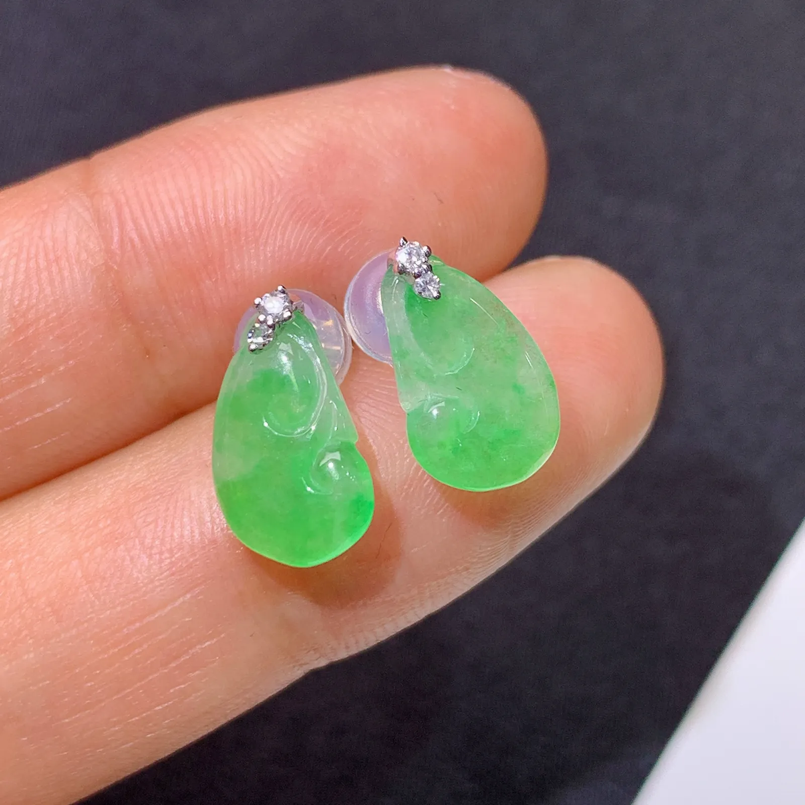 冰飘绿如意耳钉，18k金镶嵌，简约时尚，冰润色甜，种水足 尺寸11.6*6.9*2