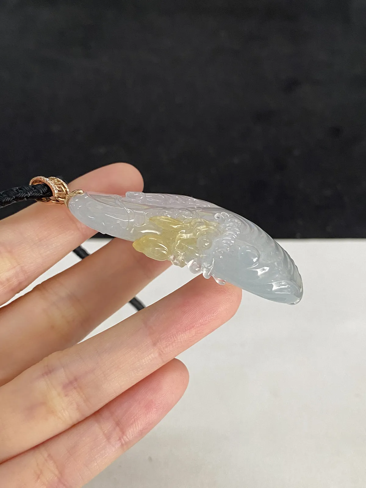 翡翠冰糯种白色吊坠，伴钻石