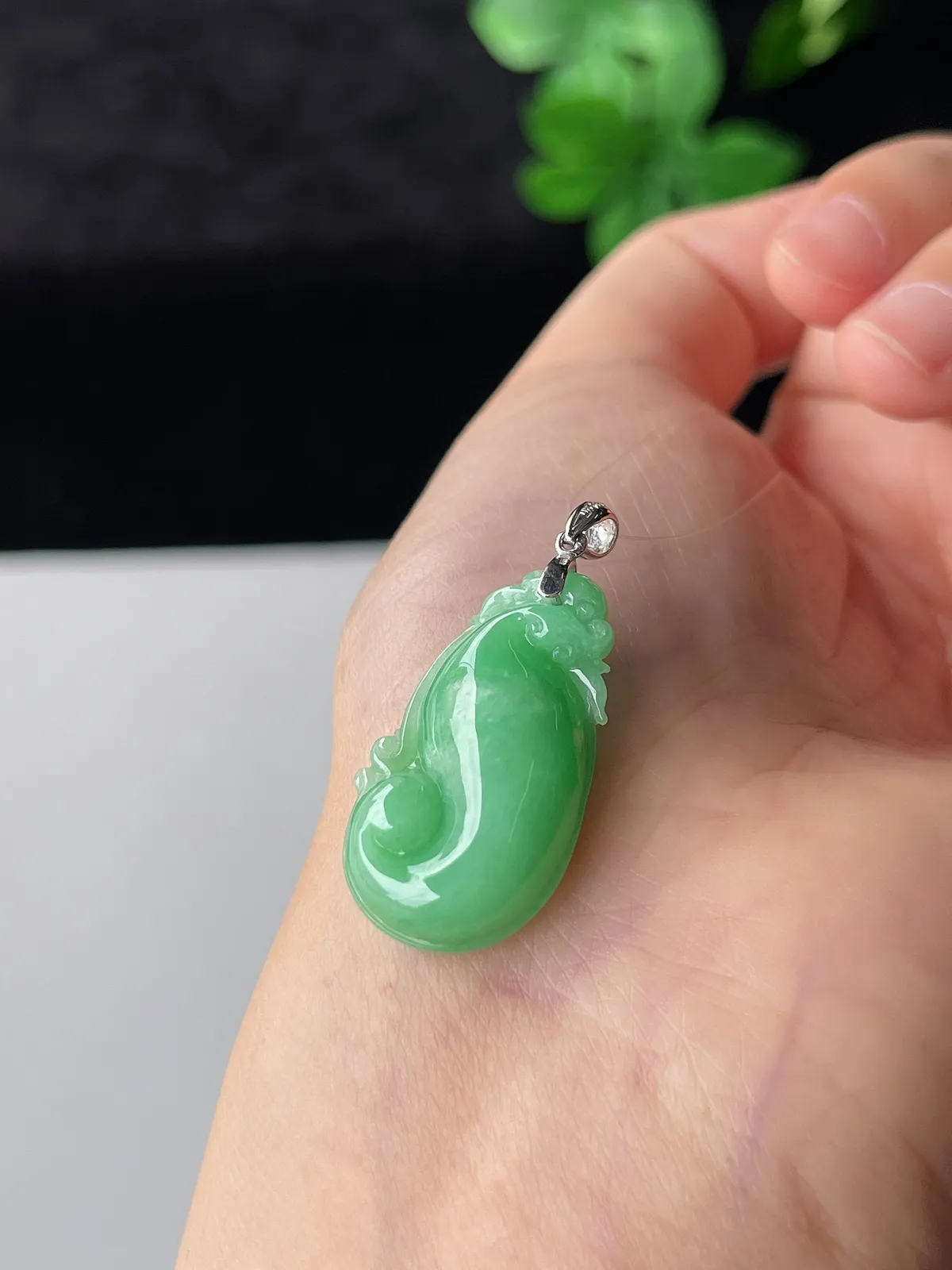 翡翠糯化种浅绿色如意，印记：G18K,伴钻石