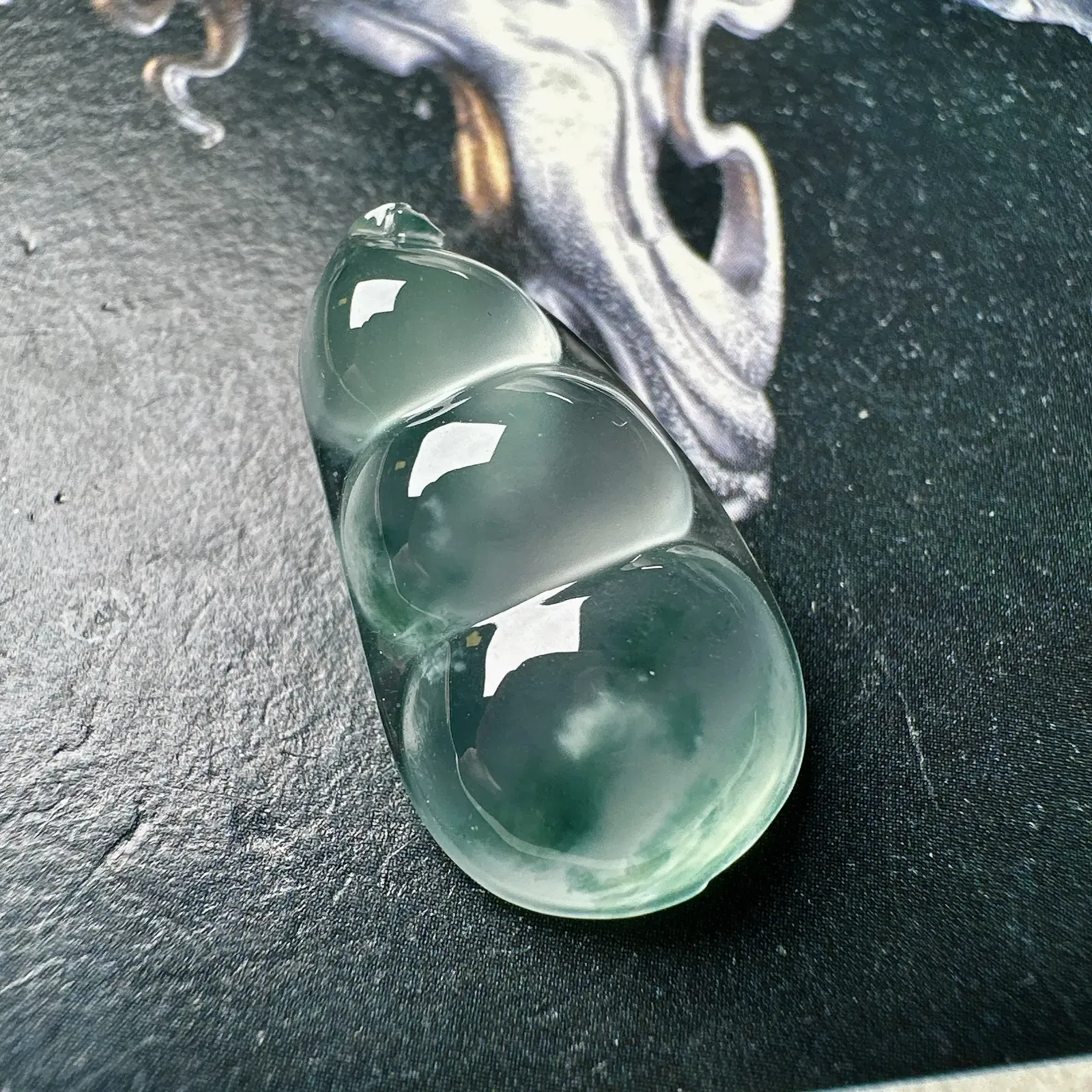 【玻璃飘花福豆】质地细腻，晶莹剔透，冰感十足，通透闪亮，收藏品质。