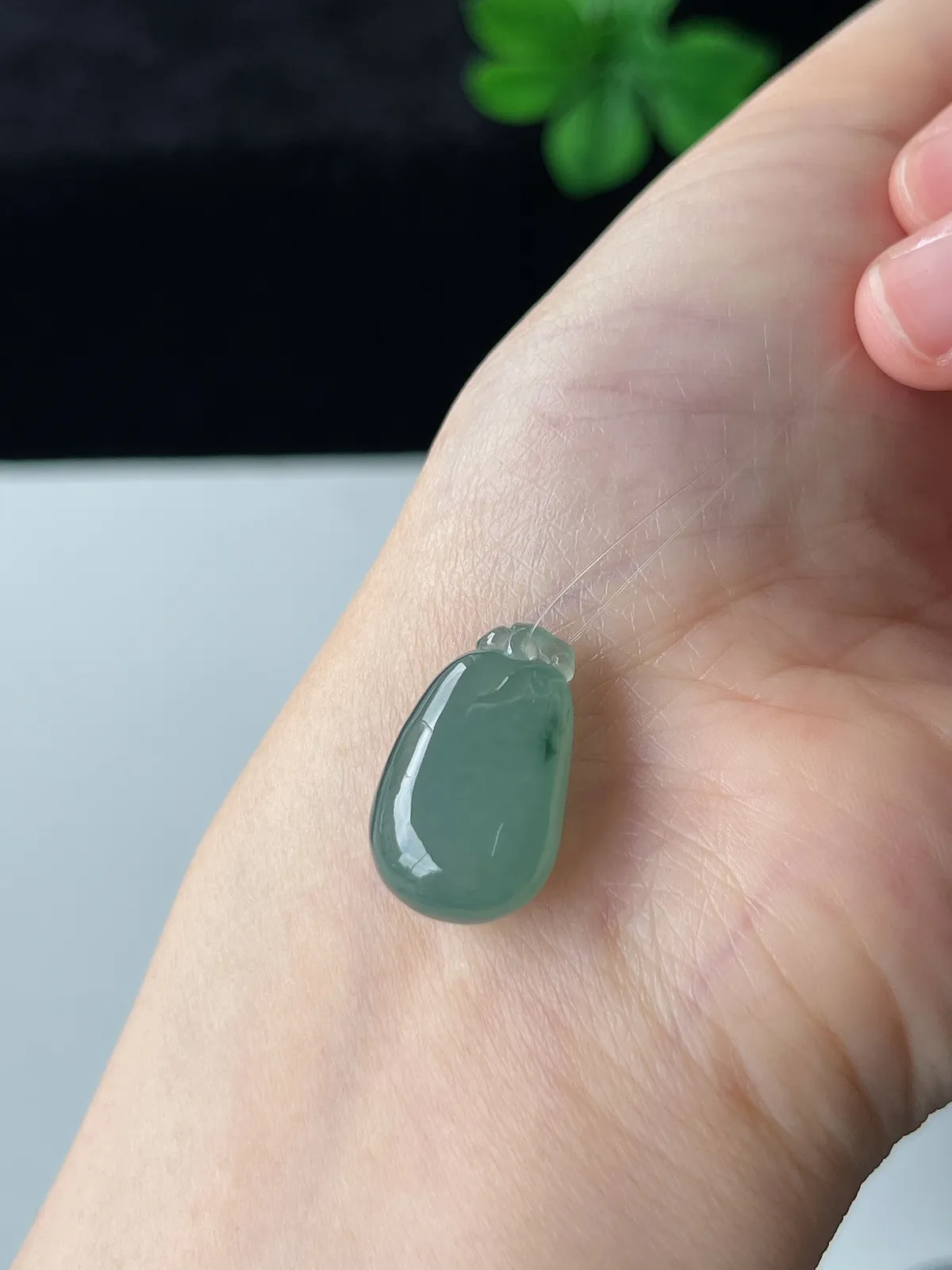 翡翠冰糯种灰绿色福瓜