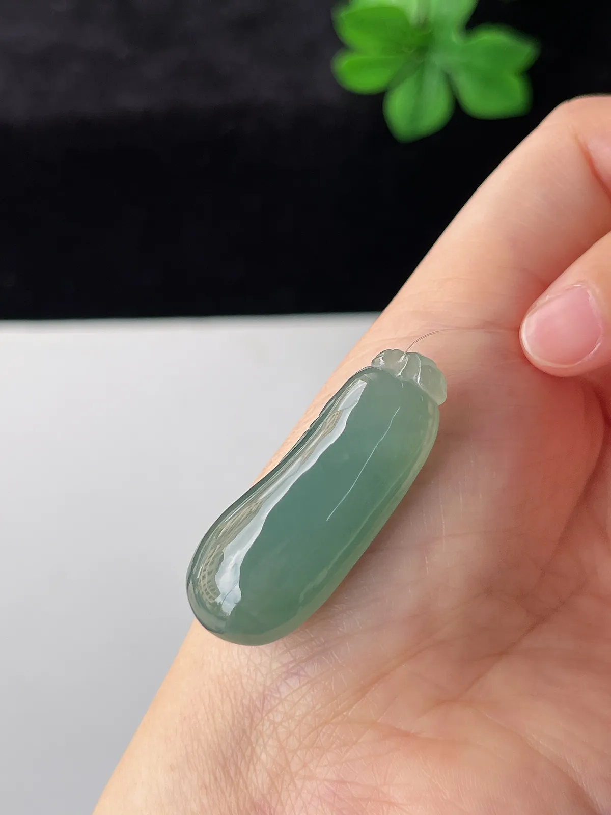 翡翠冰糯种灰绿色福瓜