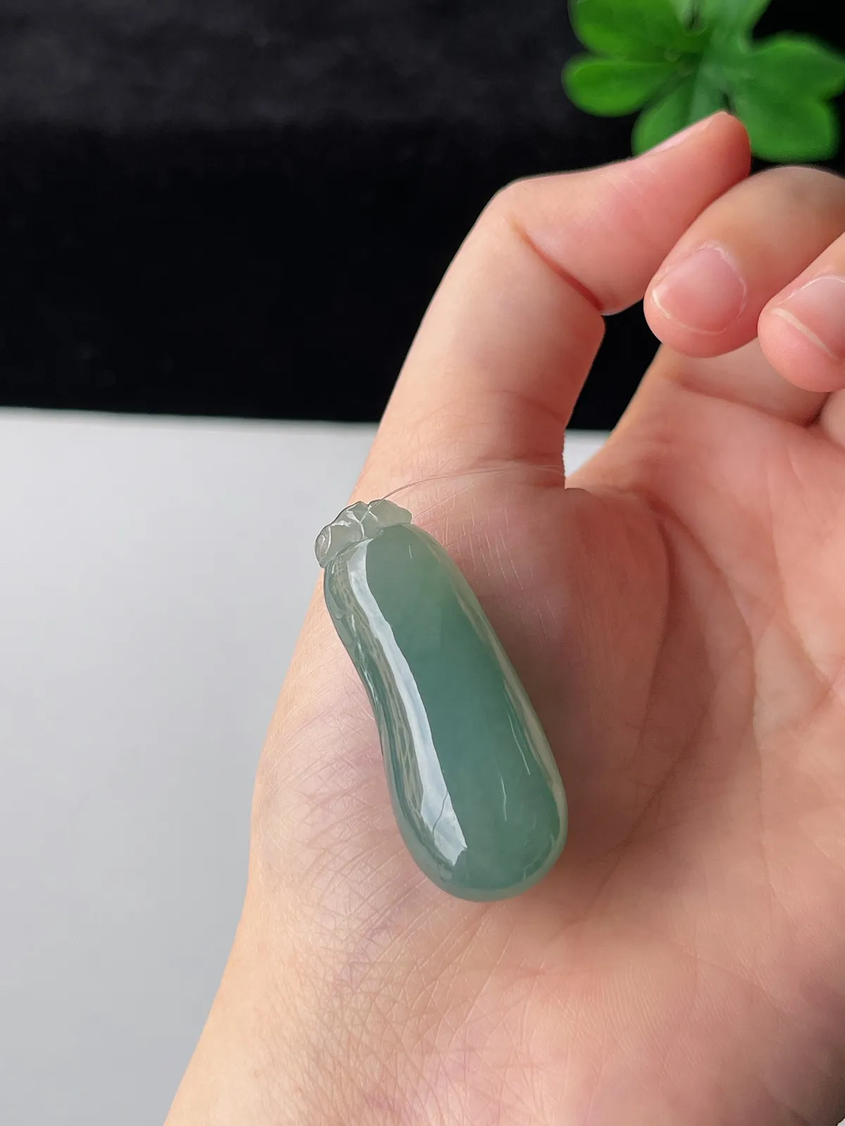 翡翠冰糯种灰绿色福瓜
