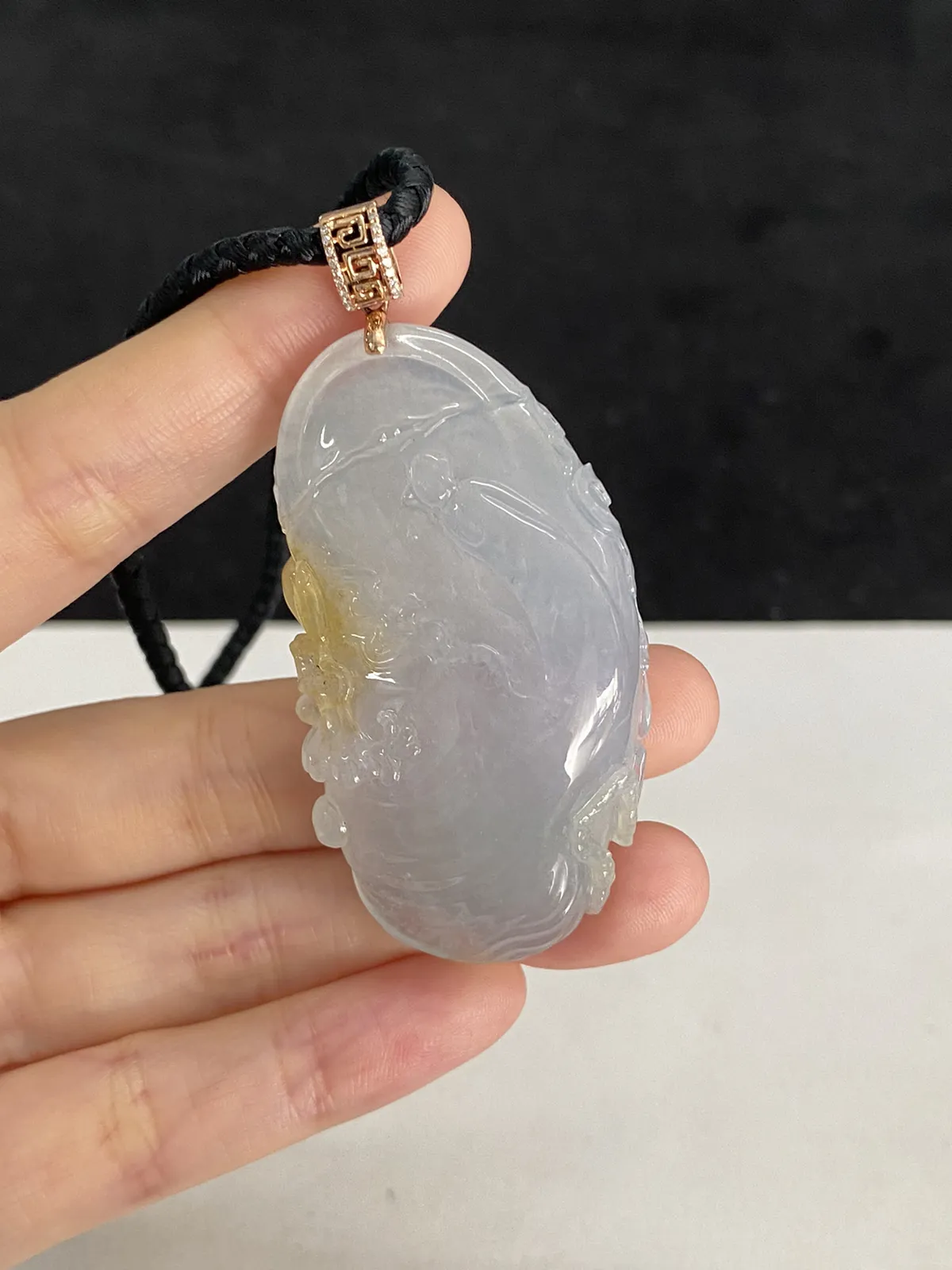 翡翠冰糯种白色吊坠，伴钻石