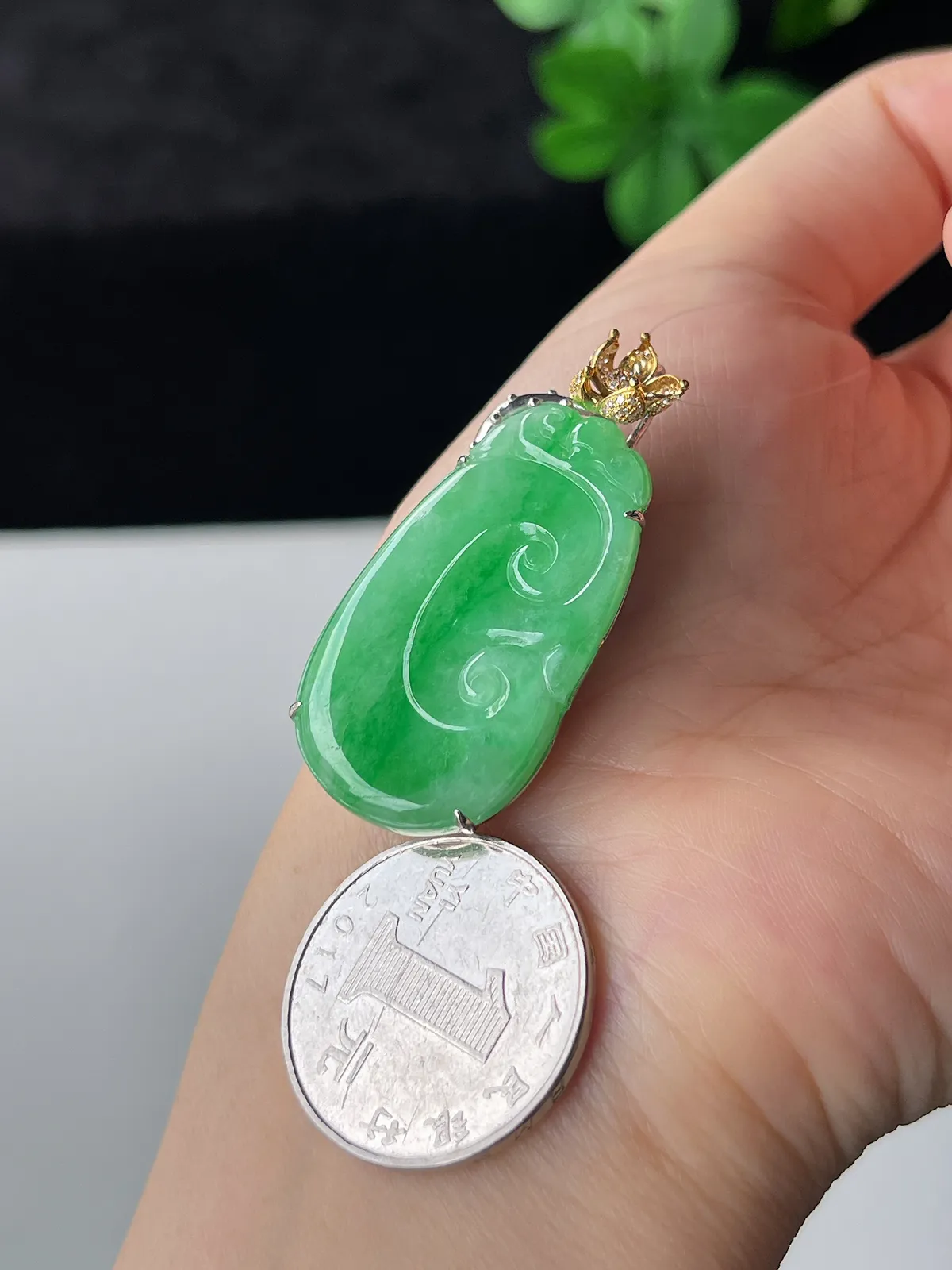 翡翠冰糯种飘绿如意，印记：G18K,伴钻石