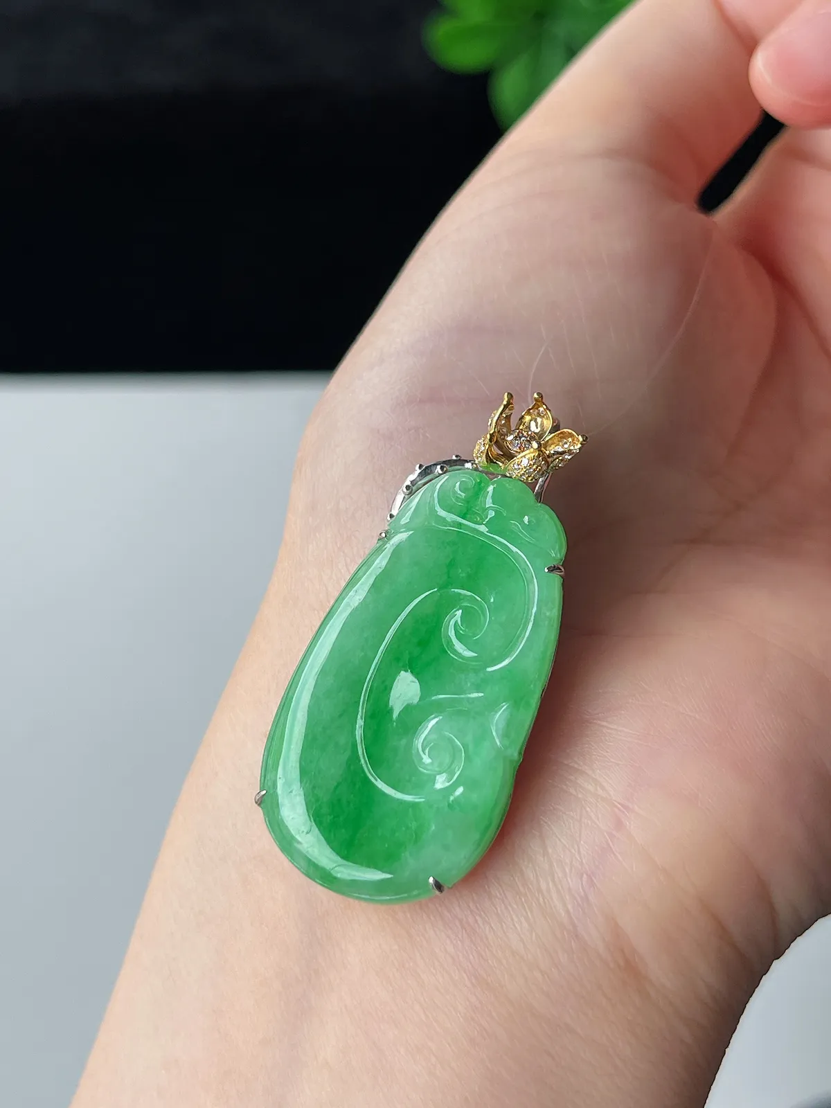 翡翠冰糯种飘绿如意，印记：G18K,伴钻石